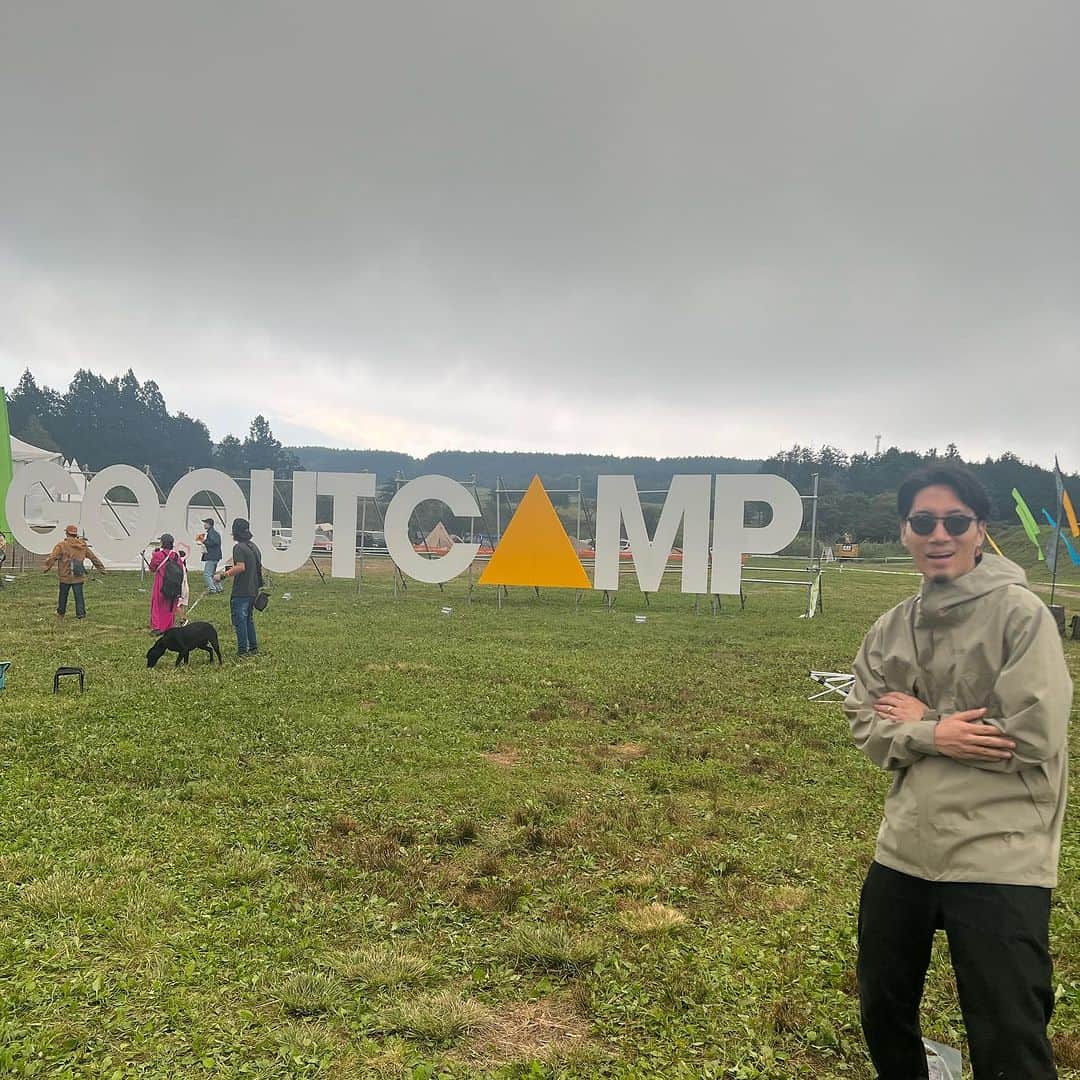 tofubeatsのインスタグラム：「GO OUT CAMP楽しみまくった後タイヤバーストして深夜に富士山麓でレッカーされた男の図です」