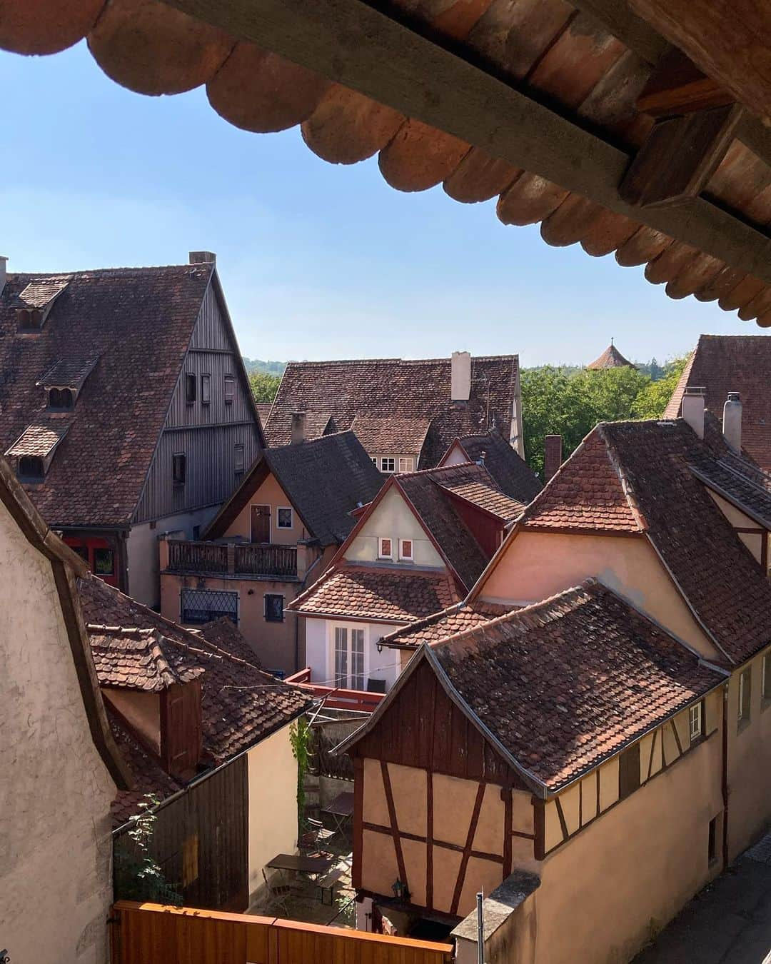 YUINAのインスタグラム：「. Rothenburg  ドイツ観光のハイライト⋆ローテンブルク🇩🇪❤️ ⁡ フランクフルトから片道約200キロ！ 隣の州、バイエルン州に到着♪ 1人でアウトバーンかっ飛ばして行ってきた🚗 ⁡ 城壁の中に町があるんだけど、中世の街並みで映画のセットに入った気分😍 「美女と野獣」の実写版のモデルとも言われてるよ♪ ちなみにディズニーのアニメ版はフランスのコルマールが舞台𓊱☄︎⋆ ⁡ 町の起源は12世紀のローテンブルク伯爵👀 ⁡ カトリックの軍に占領されて、住民も兵役に駆り出されて町は疲弊。 占領軍が1650年に引き上げてからゴーストタウンになり、中世の姿のまま発展から取り残され 今や、ドイツと言えばこれ！な一大観光地✨ ⁡ 目に飛び込んでくる景色が、ただただ本当に可愛い😂🎈 日本人はこの非現実感と癒される感じ、すごく好きだと思う✨ ⁡ 白ワインのブドウ畑もあったよ♪🍇  #ローテンブルク #フランクフルトから日帰り #フランクフルト生活 #バイエルン州 #美女と野獣 #beautyandthebeast #rotenburg」