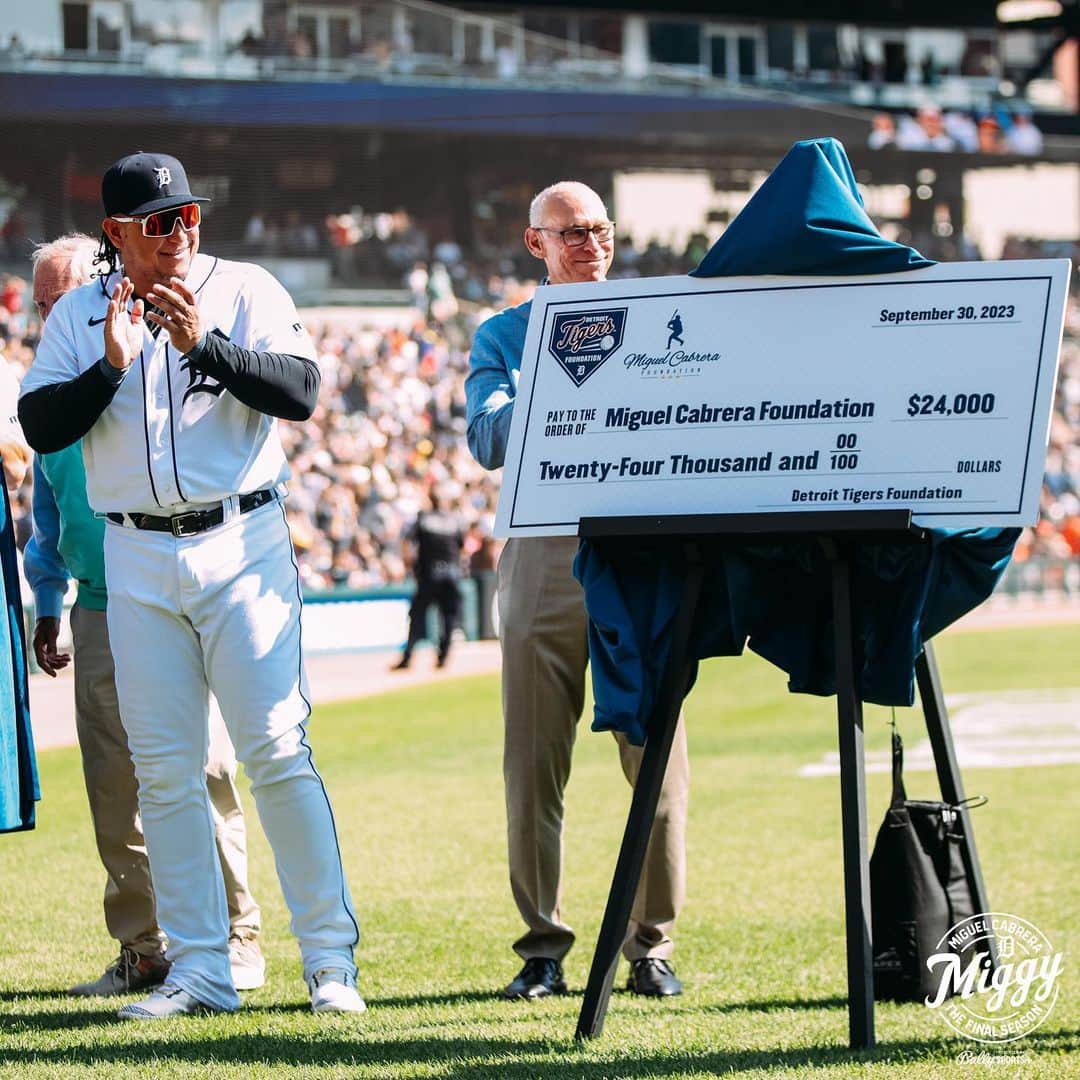ミゲル・カブレラのインスタグラム：「The Detroit Tigers Foundation presented @miggy24 with a $24,000 donation to the Miguel Cabrera Foundation.   Thank you to all the teams who donated this season! #GraciasMiggy」