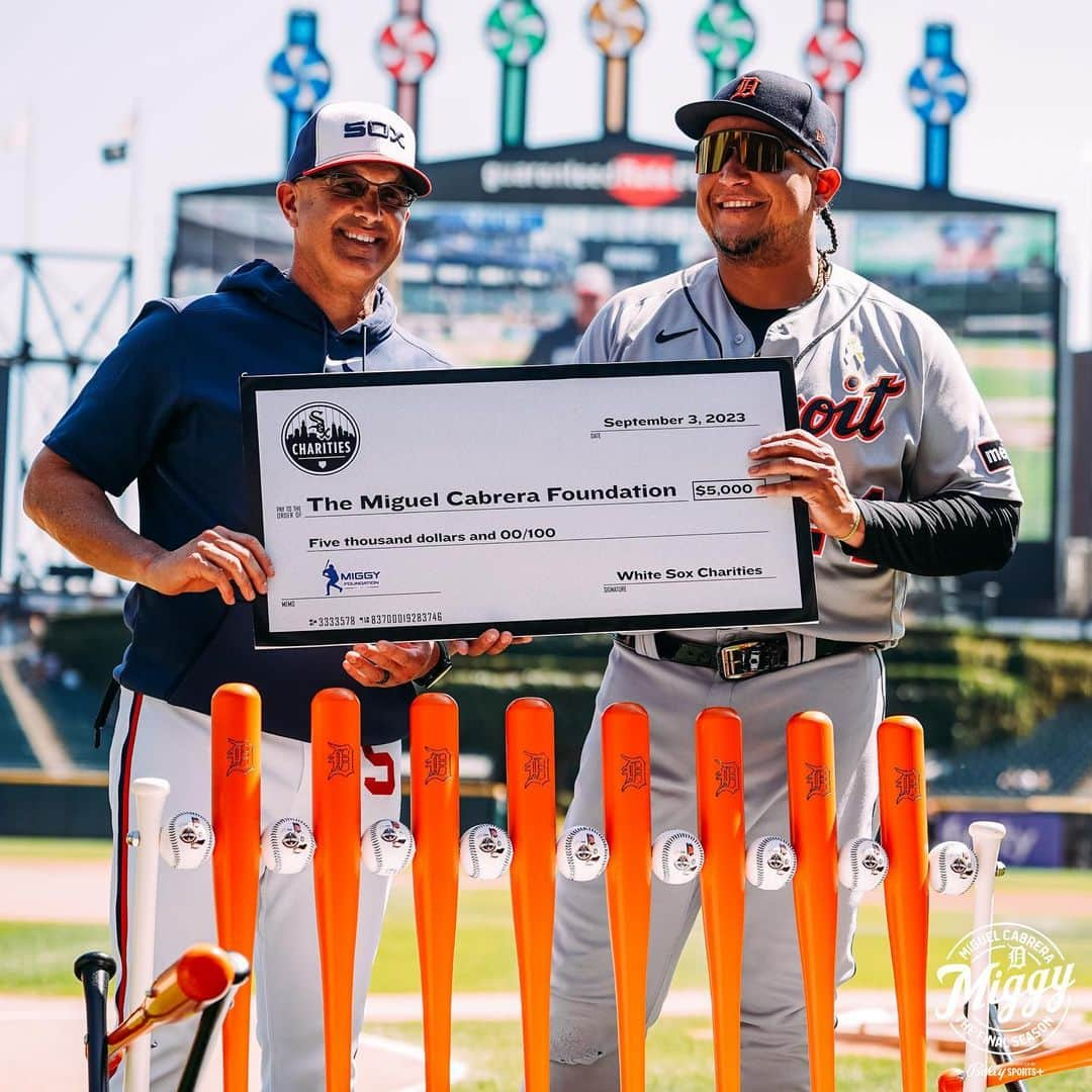 ミゲル・カブレラさんのインスタグラム写真 - (ミゲル・カブレラInstagram)「The Detroit Tigers Foundation presented @miggy24 with a $24,000 donation to the Miguel Cabrera Foundation.   Thank you to all the teams who donated this season! #GraciasMiggy」10月1日 7時40分 - miggy24