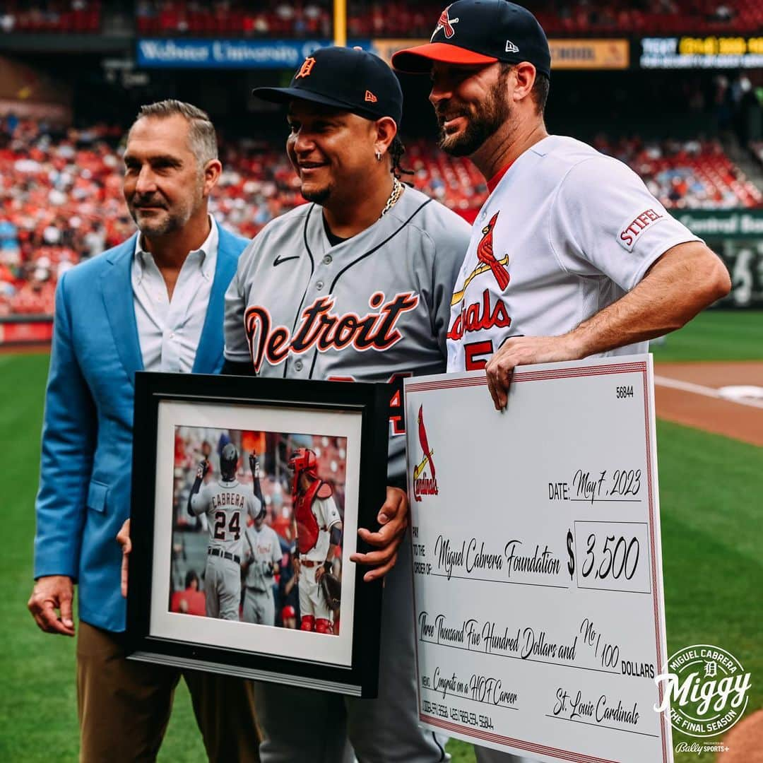 ミゲル・カブレラさんのインスタグラム写真 - (ミゲル・カブレラInstagram)「The Detroit Tigers Foundation presented @miggy24 with a $24,000 donation to the Miguel Cabrera Foundation.   Thank you to all the teams who donated this season! #GraciasMiggy」10月1日 7時40分 - miggy24