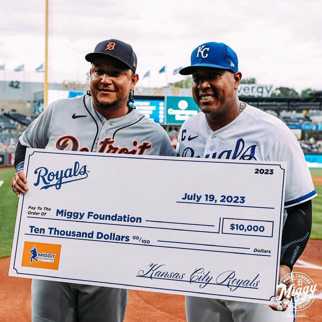 ミゲル・カブレラさんのインスタグラム写真 - (ミゲル・カブレラInstagram)「The Detroit Tigers Foundation presented @miggy24 with a $24,000 donation to the Miguel Cabrera Foundation.   Thank you to all the teams who donated this season! #GraciasMiggy」10月1日 7時40分 - miggy24