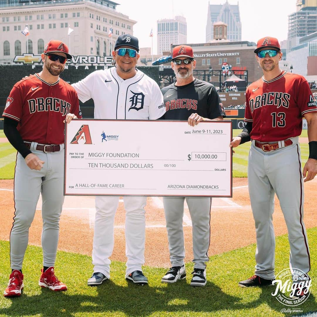 ミゲル・カブレラさんのインスタグラム写真 - (ミゲル・カブレラInstagram)「The Detroit Tigers Foundation presented @miggy24 with a $24,000 donation to the Miguel Cabrera Foundation.   Thank you to all the teams who donated this season! #GraciasMiggy」10月1日 7時40分 - miggy24