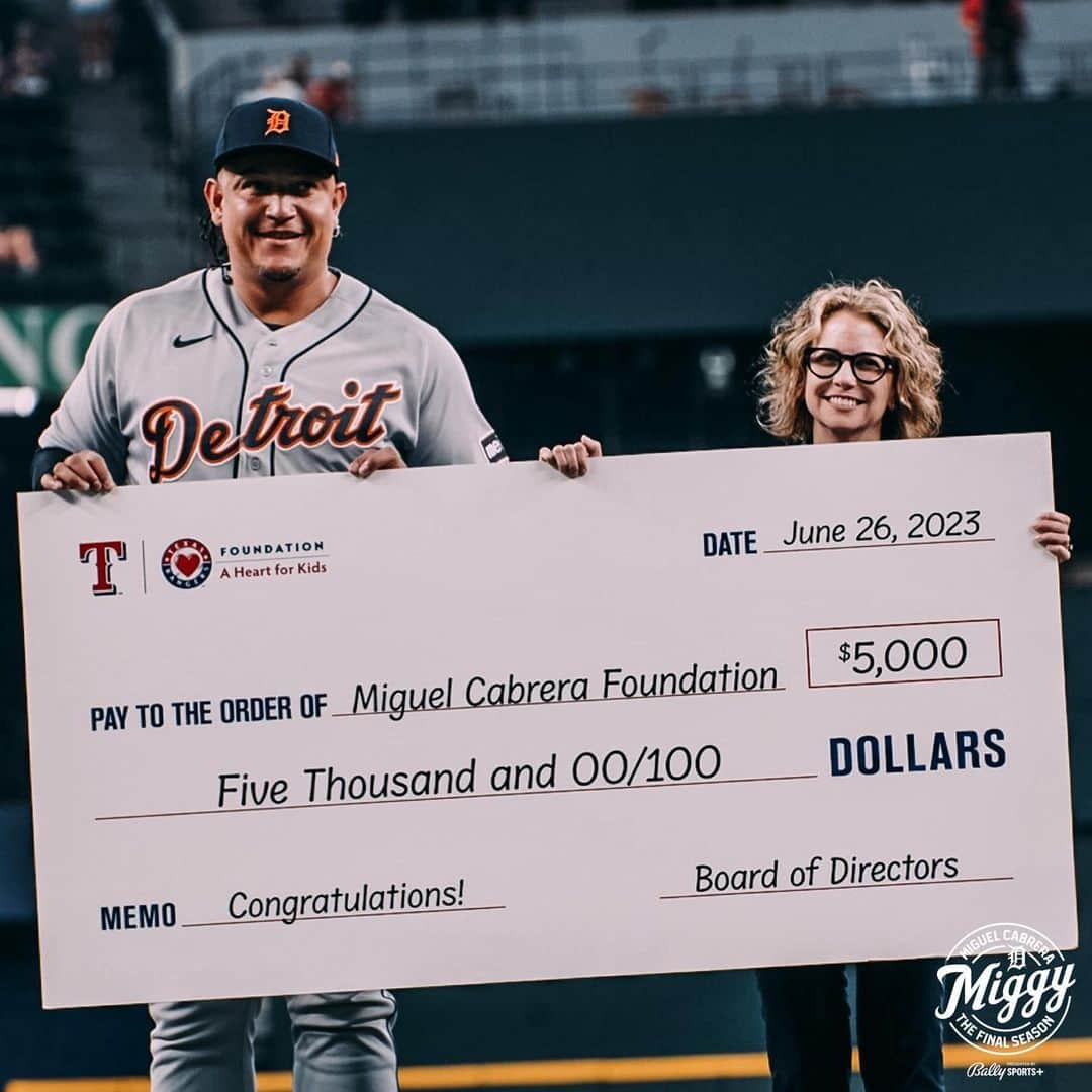 ミゲル・カブレラさんのインスタグラム写真 - (ミゲル・カブレラInstagram)「The Detroit Tigers Foundation presented @miggy24 with a $24,000 donation to the Miguel Cabrera Foundation.   Thank you to all the teams who donated this season! #GraciasMiggy」10月1日 7時40分 - miggy24