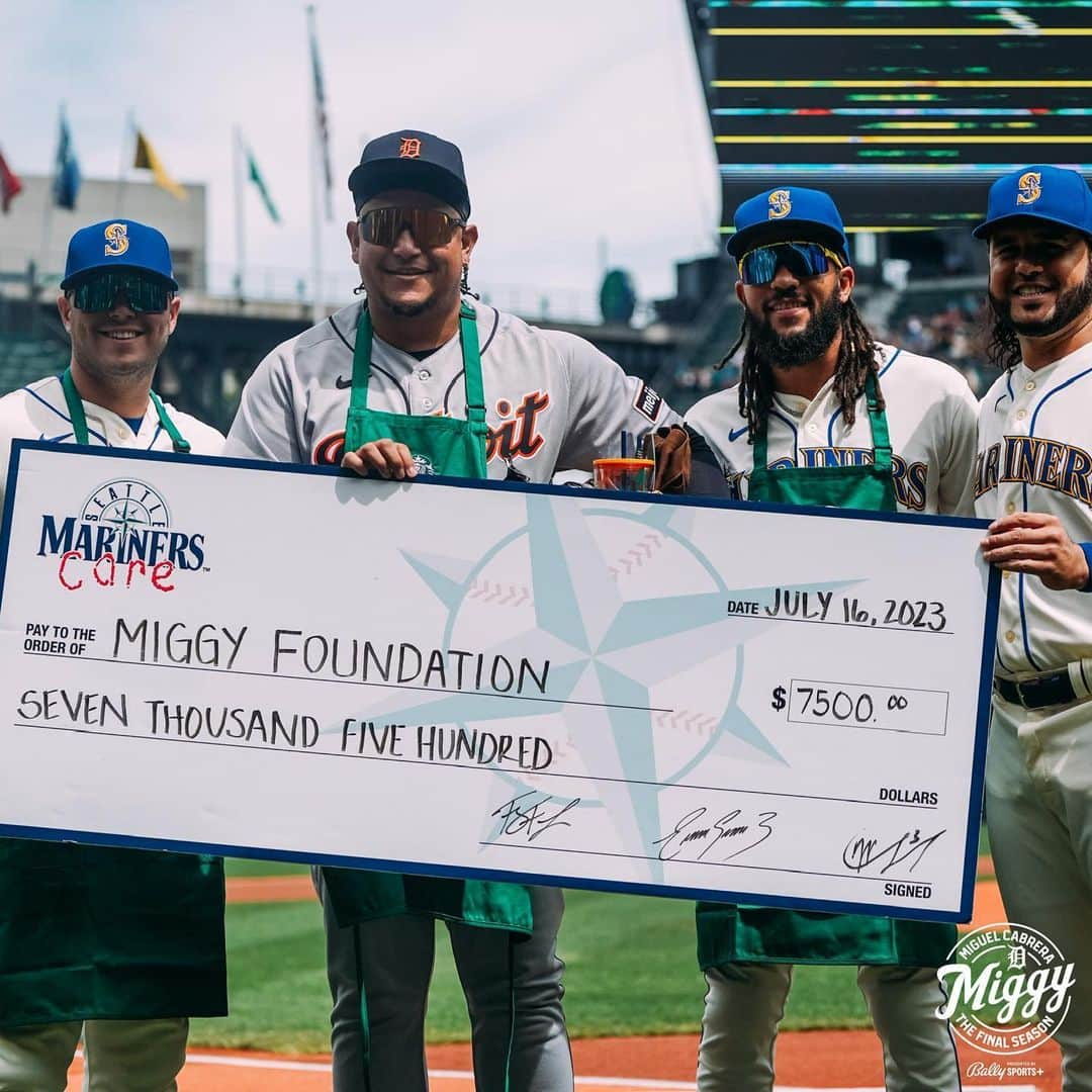 ミゲル・カブレラさんのインスタグラム写真 - (ミゲル・カブレラInstagram)「The Detroit Tigers Foundation presented @miggy24 with a $24,000 donation to the Miguel Cabrera Foundation.   Thank you to all the teams who donated this season! #GraciasMiggy」10月1日 7時40分 - miggy24