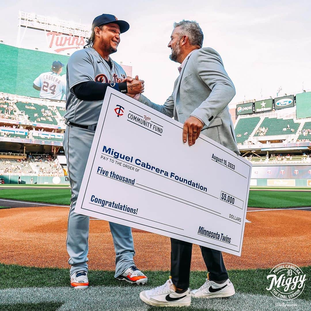 ミゲル・カブレラさんのインスタグラム写真 - (ミゲル・カブレラInstagram)「The Detroit Tigers Foundation presented @miggy24 with a $24,000 donation to the Miguel Cabrera Foundation.   Thank you to all the teams who donated this season! #GraciasMiggy」10月1日 7時40分 - miggy24