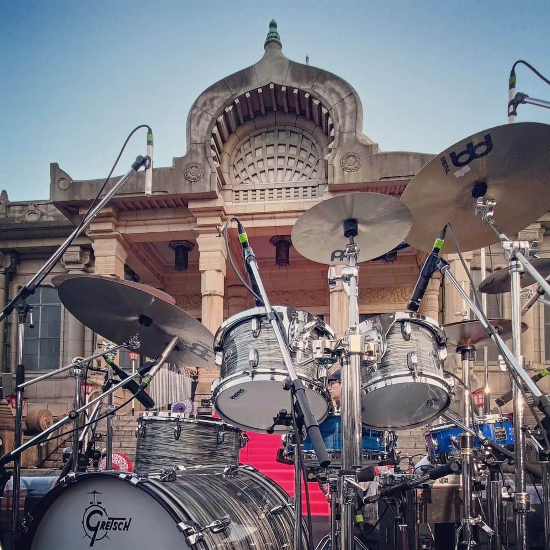 横山祐介さんのインスタグラム写真 - (横山祐介Instagram)「🥁2023.9.30📸 TOKYO CHEMISTRY 厳かな空気と光の中で この場所らしい選曲でお届けしました。  <setlist> M1.風 M2.恋だろ M3.別の人の彼女になったよ M4.東京  トリのアイナ・ジ・エンドさんまで堪能させてもらったのだけど、アイナさんのパフォーマンスはもちろんのこと、しょーこさんのベースはめちゃくちゃ気持ちいいし、大井さんのドラムは美しいし、、、 大変贅沢な時間でございました。  #TOKYOCHEMISTRY #wacci #gretschdrums  #meinlcymbals  #promarksticks  #evansdrumheads  #drums #drummer #drumlife  #drumuniversity #drumstagram」10月1日 7時45分 - yan_drums_wacci