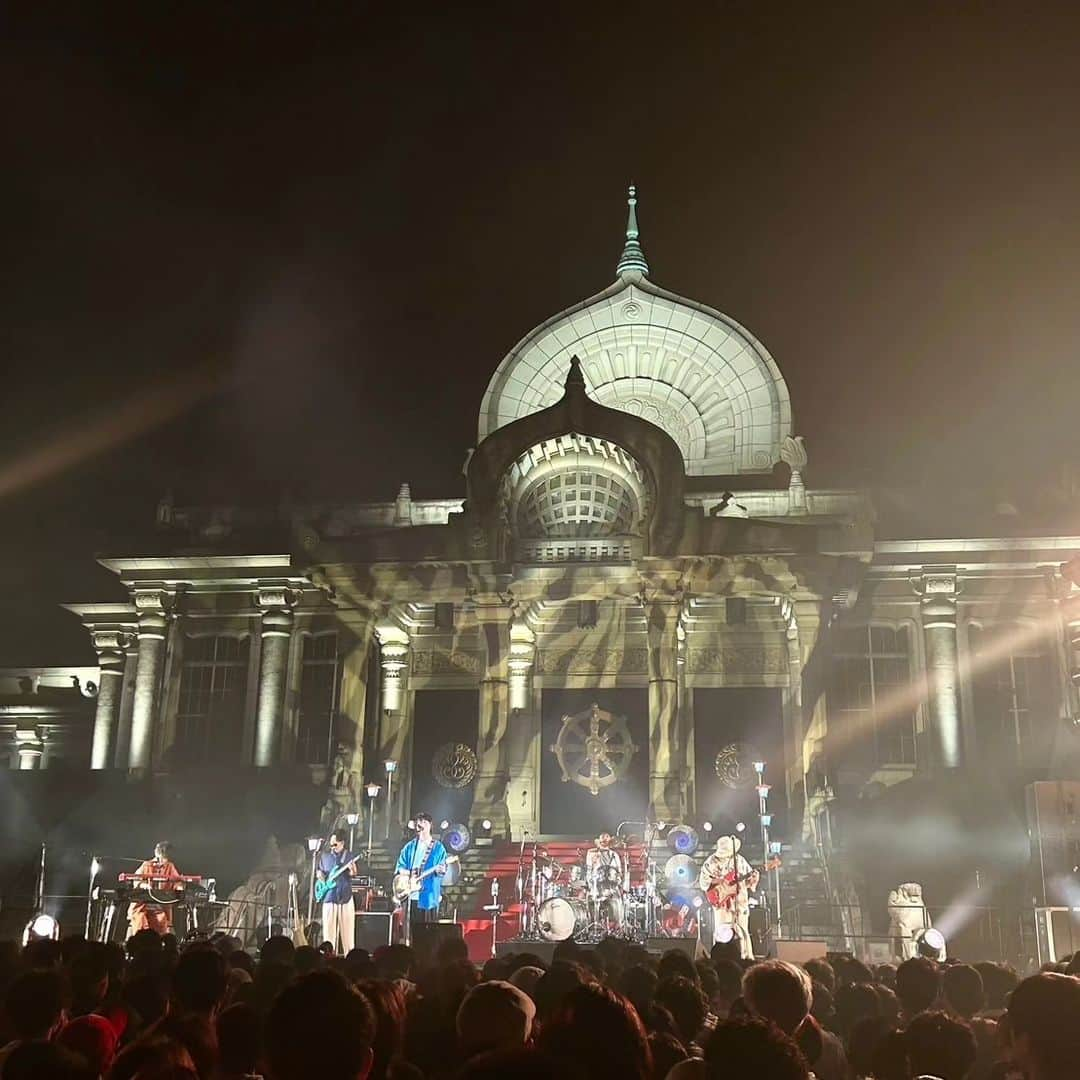 横山祐介さんのインスタグラム写真 - (横山祐介Instagram)「🥁2023.9.30📸 TOKYO CHEMISTRY 厳かな空気と光の中で この場所らしい選曲でお届けしました。  <setlist> M1.風 M2.恋だろ M3.別の人の彼女になったよ M4.東京  トリのアイナ・ジ・エンドさんまで堪能させてもらったのだけど、アイナさんのパフォーマンスはもちろんのこと、しょーこさんのベースはめちゃくちゃ気持ちいいし、大井さんのドラムは美しいし、、、 大変贅沢な時間でございました。  #TOKYOCHEMISTRY #wacci #gretschdrums  #meinlcymbals  #promarksticks  #evansdrumheads  #drums #drummer #drumlife  #drumuniversity #drumstagram」10月1日 7時45分 - yan_drums_wacci