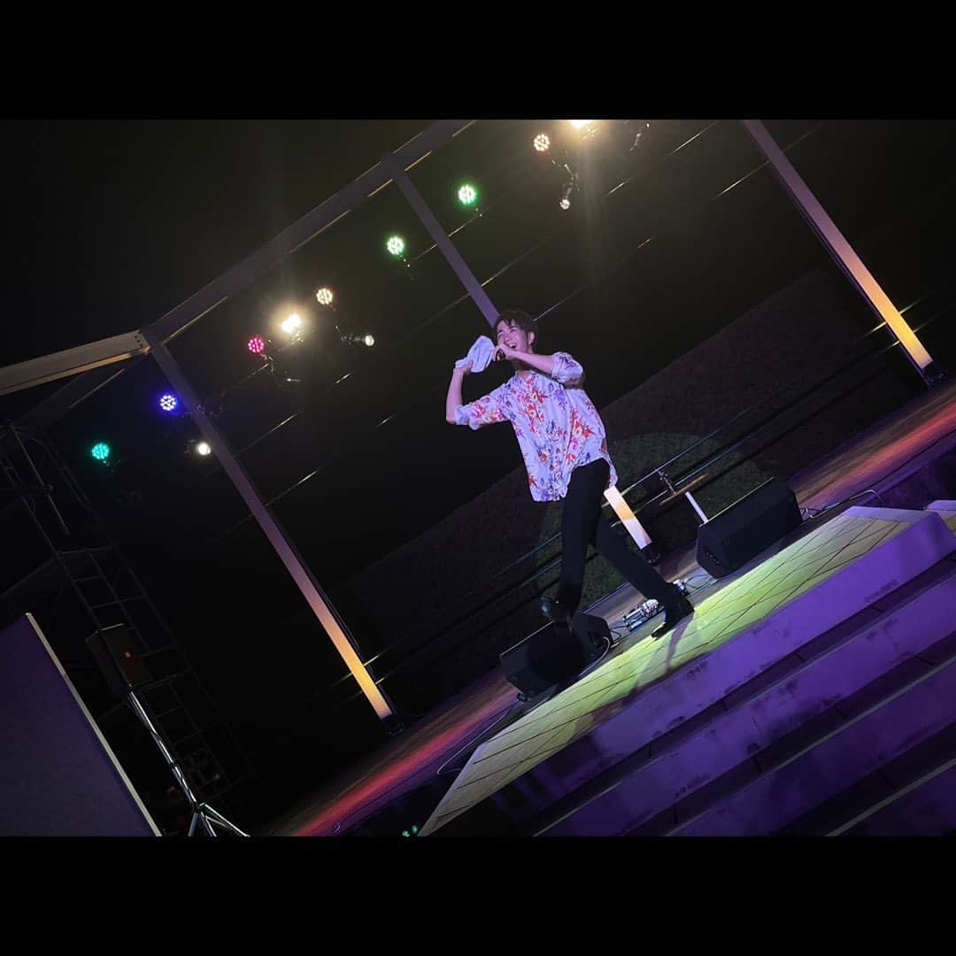 中澤卓也さんのインスタグラム写真 - (中澤卓也Instagram)「昨日は香川県にお邪魔しました🎤✨ 中津万象園さんの「月見の宴」というイベントにお招きいただき、久々の野外ステージを堪能させてもらいました😎👍 初めましての方がたくさんでしたが、皆さんから盛り上げてもらって最高に楽しい時間✨ありがとうございました！  #香川県 #うどん県 #中津万象園 #ありがとうございました #野外ライブ #handsmade #陽はまた昇る #中澤卓也」10月1日 7時55分 - takuya_nakazawa.118