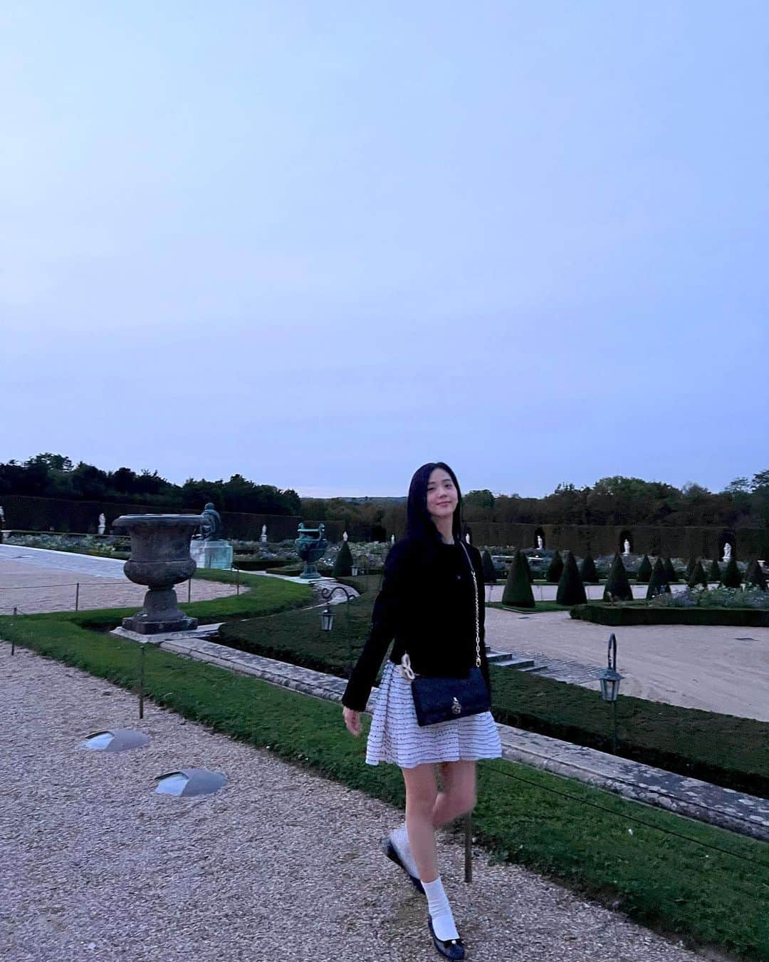 ジスさんのインスタグラム写真 - (ジスInstagram)「Jisoo in Versailles 🏰」10月1日 7時53分 - sooyaaa__