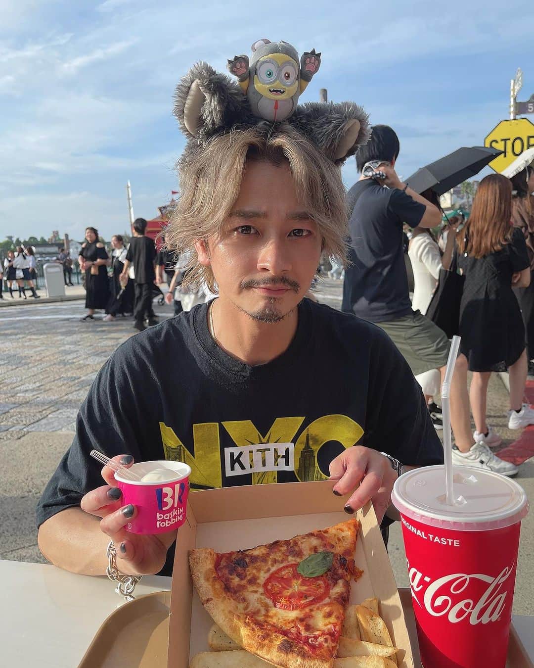 加代憲康のインスタグラム：「10月START🎃happy👻HALLOWEEN #usj 、、、この日はマジ並びました笑笑 まさかのハリポタに雨の中2時間以上笑 この🍕pizza食べてる時は🧟‍♂️🧟しょうへいもやよも疲れきってた😂お腹空きすぎてた笑笑 10月もスタートですね！今年もあと3ヶ月🙌後厄もあと3ヶ月笑笑いろいろ経験させていただいた40代の厄年もあと少し笑笑18日で42歳になります！ @cleto_all もおかげさまで順調にスタートできてます！皆さんありがとうございます！  【セミナー】　 10月30日月曜日 14:00〜16:00 デミの名古屋スタジオで髪質改善strongのセミナー🙌ぜひ皆さんご来場ください！」