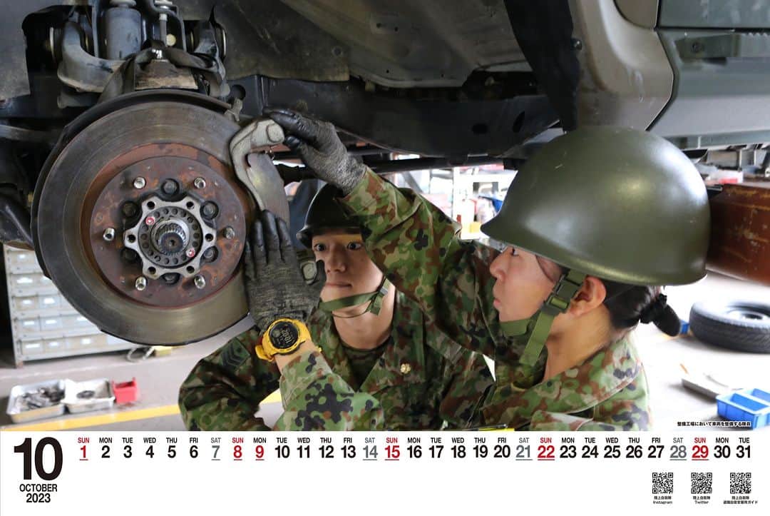 陸上自衛隊のインスタグラム：「【#陸自2023カレンダー】  毎月 #陸自カレンダー 🗓️を紹介１０月📷の写真は、「整備工場において車両を整備する隊員」🧑‍🔧🧰です。  これからも陸上自衛隊は、歩みを止めることなく、 #常に国民のそばにいる存在 として活動していきます。 #陸上自衛隊 #2023年」