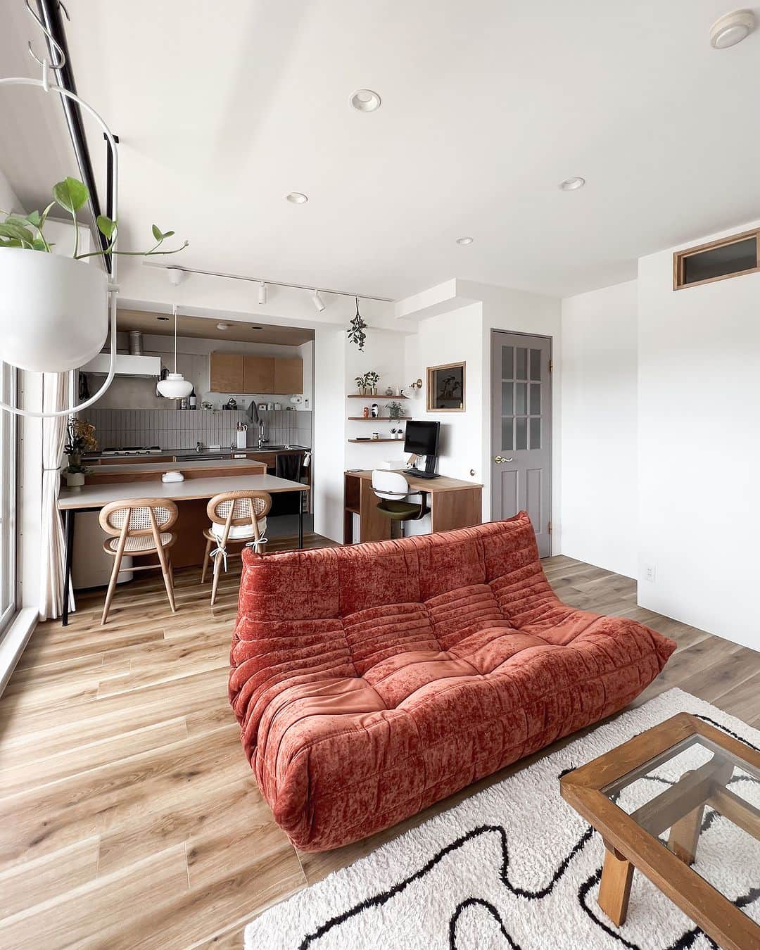 EIGHT DESIGNのインスタグラム：「気に入ったらいいね＆保存お願いします♪ @eightdesign  リノベーション最新事例をホームページに掲載しました！ 京都市のマンションリノベーションです。  お施主様は共働きファミリー。 ご夫婦ともに在宅でのお仕事のため、働きやすい住環境を整えることがマイホームの目的のひとつでした。  淡い色合いでまとめたオリジナルキッチン。 収納兼作業台、ダイニングカウンターもオリジナルで造作しています。  奥様のワークスペースはダイニングの一角に。  ガラスドアや小窓から、帰宅した家族の気配を感じられる楽しい間取りです。  すっきり美しく暮らすことと、仕事にしっかり集中すること、 ワークライフバランスを整えて限られたスペースでも抜け感と明るさを感じられる、心地よい住まいを目指しました。  次の投稿で小窓の向こう側をご紹介します◎  📷WORKS175 京都府京都市マンションリノベーション事例 専有面積：68㎡ 家族構成：ファミリー（こども1人） 事例詳細はプロフィール（ @eightdesign ）のリンクをクリック👀 〰︎〰︎〰︎〰︎〰︎ 📺家づくりの相談はコメントでお気軽に☺️ @eightdesign 〰︎〰︎〰︎〰︎〰︎ 🎪店舗デザイン事例集 @eightdesign8shop 🏢オフィスデザイン事例集 @office8eightdesign 🐕スタッフの日常 @eightdesign_2nd 〰︎〰︎〰︎〰︎〰︎ #リビングインテリア #キッチンインテリア #ダイニングカウンター #テレワークスペース #ワークスペース #自宅ワークスペース #マンションリノベーション #リノベーションマンション #マンションインテリア #eightdesign #エイトデザイン #renovation #リノベーション」
