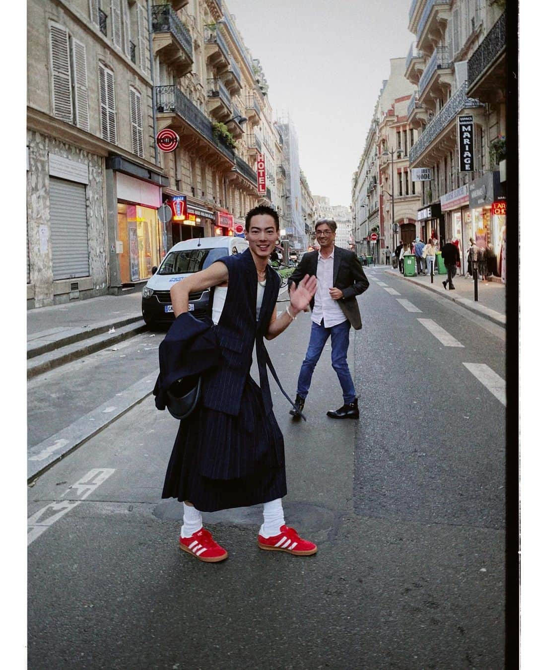 岩崎拓馬さんのインスタグラム写真 - (岩崎拓馬Instagram)「🇫🇷🇫🇷🇫🇷🇫🇷 . . パリで人生初のスカート💙  H&Mのアジア限定コレクション プリーツスカートとベストセットアップ  超絶かわいくてお気に入り🥺🫶🏻  スカートって涼しくていいね🤣☀️  そして写真撮ってたら ジョインしてくれたおじさま。  photo  by @tarolingal   #たく服 Set up: @hm  Jacket: @goldengoose  Bag: @boyyofficial  Sneaker: @adidastokyo  . . #parisfashionweek #pfw #ootd #happytime」10月1日 8時00分 - happy_takuma