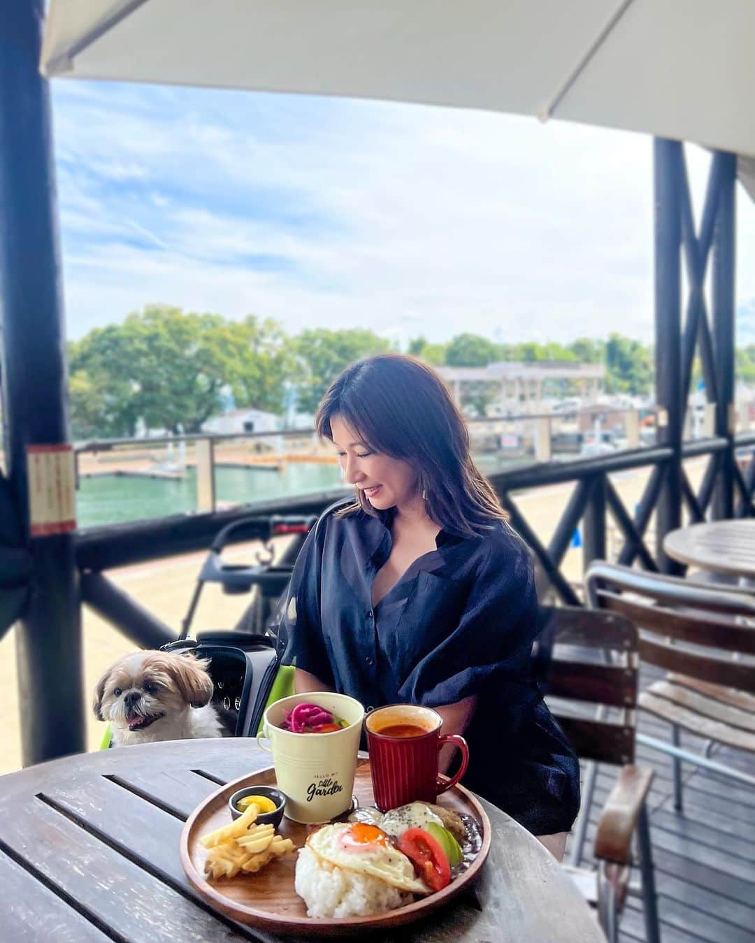 田中浩実さんのインスタグラム写真 - (田中浩実Instagram)「✧︎福島県～猪苗代  すぴかと行く東北旅行最後の投稿です！  ロケーションが最高なカフェ！ 「RESTAURANT&CAFE YAMATO」 @yamato_inawasiro   テラス席で猪苗代湖を眺められる素敵なところでした♪ こんな感じのカフェ、横浜っぽくて好きです♡  お料理は、ロコモコなどハワイアン料理のほかに、ハンバーグやパンケーキといったカフェメニューも充実しています。 パンケーキも美味しそうでしたよ！  わんこと行く観光場所や飲食店はなかなか見つけるの大変そうですが、割とスムーズでした。 ハイライトに残しておくので参考にしてくださいね♡  横浜から岩手～宮城～福島と車で移動は運転手が大変ですが、おかげですぴかと3都市も周ることが出来たので嬉しいし楽しかったです♪ ちなみに往路の横浜～岩手は休憩しながら片道7時間でしたよ🚗³₃ 東北の皆様、ありがとうございました 帰りたくなかったー！  ※すぴかのおやつは岩手で買ったきゅうりです。 すごくパリっと甘みがあって新鮮で美味しかった♡  📍 RESTAURANT&CAFE YAMATO 福島県耶麻郡猪苗代町大字翁沢字上前田4 翁島港マリーナ  #福島県  #福島 #福島観光 #猪苗代湖  #猪苗代 #タビジョ  #旅女  #旅好き #旅行好き #旅スタグラム  #わんこと旅行  #いぬすたぐらむ #わんこのいる生活  #わんこのいる暮らし  #わんことお出かけ  #わんこと旅行  #犬  #すぴ散歩  #すぴ散歩グルメ #わんことりっぷ  #犬と旅行  #東北  #東北旅行  #シーズー  #シーズー大好き部  #shitzu」10月1日 8時08分 - hiromi.tanaka.japan
