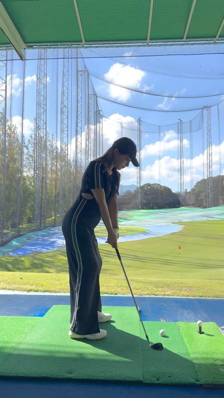 YUKAのインスタグラム：「☀️☀️ おはようー✨ 今日から10月🎑 この前、久しぶりに朝練習に行って楽しかったな。 朝晩は涼しくなってきた☺️✨  #golf#golfwear#golfer#高尔夫球#福岡ゴルフ#九州ゴルファー#ゴルフ#ゴルフ好き#ゴルフコーデ#ゴルフ練習#ゴルフ女子#スイング動画#ドライバーショット#アイアンショット#ゴルフ上手くなりたい#ゴルフ好きな人と繋がりたい」