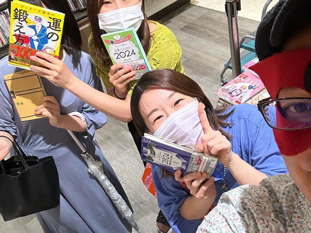 ゲッターズ飯田さんのインスタグラム写真 - (ゲッターズ飯田Instagram)「昨日は、町田でのライブ、書店で会った方とライブで32名占いました。 1000人占い残り518人。」10月1日 8時15分 - iidanobutaka
