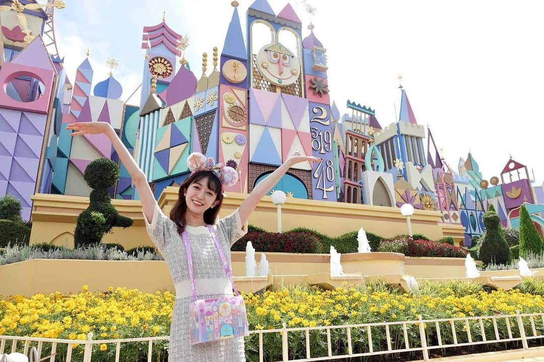 小泉遥香さんのインスタグラム写真 - (小泉遥香Instagram)「￤🐭🏰🥀  #東京ディズニーランド #ディズニー #夢の国 #ディズニーランド#イッツアスモールワールド#ポップコーンバケット#ポップコーン #小泉遥香 #アイドル#カチューシャ#ワンピース #ワンピースコーデ #コーデ  #disney #TDL #idol #tokisen #camera #photo #SONY #zv1」10月1日 8時18分 - haruka_koizumi_official