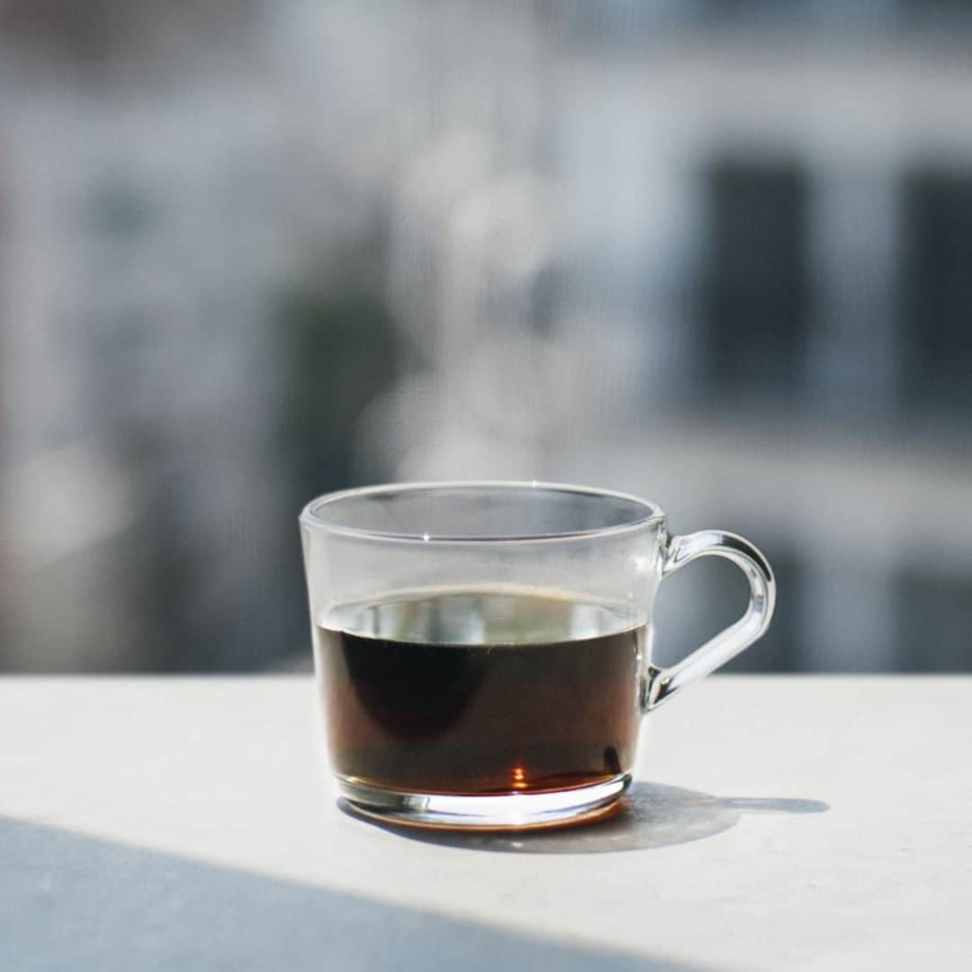 BALMUDA (バルミューダ) さんのインスタグラム写真 - (BALMUDA (バルミューダ) Instagram)「キッチンシリーズで秋を楽しむ。BALMUDA The Brew . 朝の一杯がますますおいしく感じる秋。10月1日は各国でコーヒーの新年度が始まるコーヒーの日です。今年度は、どのような豆がトレンドになるのでしょうか。 BALMUDA The Brewは理想的な、香り・味わい・後味を科学の目線で追求し、ストロング＆クリアなコーヒーを実現。豆の個性を余すことなく引き出すのが得意なコーヒーメーカーです。ぜひBALMUDA The Brewでお気に入りの一杯を見つけてください。 . 特許を取得 コーヒーの個性をしっかり味わえるバルミューダ独自の抽出法 クリア ブリューイング メソッド。緻密な温度制御と仕上げの加水を行うバイパス注湯に特許が認められました。 . . #コーヒーの日 #BALMUDATheBrew #バルミューダザブリュー #コーヒーメーカー #コーヒー #珈琲 #コーヒータイム #BALMUDA #バルミューダ」10月1日 8時30分 - balmuda