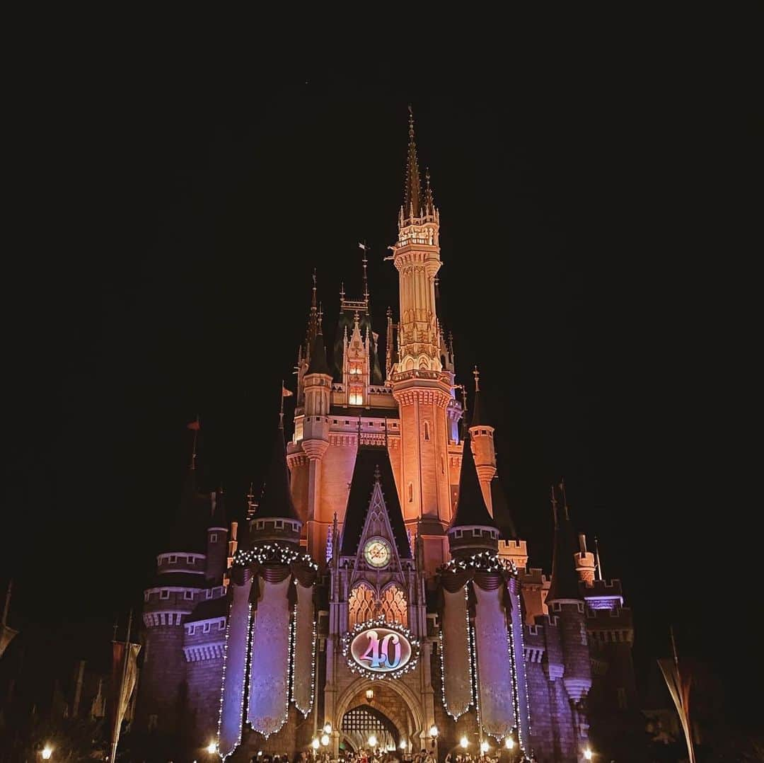 yuiさんのインスタグラム写真 - (yuiInstagram)「disney land digest 👑  . . . . . 忘備録✍️  ２日目は、ワンデーパスで朝からランドへ。 (オープンの9:00から行きたかったけど 前日の疲れが響いて🫠10時過ぎ頃パーク着)  👧🏽も前日の疲れ＆寝不足で 朝からやや不機嫌ぎみ😑  ランドには、むすめ超お気に入りの ミニードレスで行く予定だったけど、 シーですっかりマーメイドモードになってしまい まさかのミニーを拒否😱 (ドレスを買ってもらってからの約1ヶ月間 洗濯が追いつかないほど毎日着倒して めちゃくちゃお気に入りだったのに🫠 気の移り変わりの早さにびっくり🫠)  "ミニーちゃんに会いにいく時は ミニードレス着てね”と約束して、 結局マーメイド姿でパークイン。  ランドでミニーちゃんのカチューシャを 買う約束も前からしてたから 入ってすぐそれも買ったんだけど、 "ミニードレス着て一緒にカチューシャして 写真撮ろう"と誘っても、完全拒否で、 あげくカチューシャいらないと言って 投げ捨てた😱 これにはわたしもカッチーン🤯 (☜おとなげないけど.笑) 夢の国でまさかの母娘大げんか。笑  そんな険悪ムードのまま 楽しみにしてたジャンボリミッキーの 会場へ向かったけど 高気温のため公演キャンセルになってて さらにダメージ👊🏼  とりあえず限界きてる グズグズちゃんを寝かしつけて、 大人もレストランで 涼みながらビール休憩して (いつもビールが癒し🍺笑) 両者少し心を落ち着かせ笑 シーと同じ作戦で ご機嫌取り用のポップコーン買って ミニーちゃんのグリーティングへ🎀  👧🏽寝起きはご機嫌よくなっていたけど、 私の説得ではやっぱりミニードレスを 着るのは拒否で、 でもミニーちゃん本人の姿を見た瞬間 “ミニーちゃんドレス着たい"スイッチが 急に入って、対面目前(あと2組くらい.笑) のタイミングで早着替え。笑  当初の予定であり、私の願いであった ミニー姿でミニーちゃんご対面を 無事果たせたのでした😮‍💨  それからはすっかり仲直りし👧🏽👩🏻(単純) ハロウィンパレードもちらっとだけ見れて 乗り物もたくさん乗ったよ。 こども向けだけど、割と本格的な コースターにも乗りたいといって 直前でビビるんじゃないかな〜と 内心思っていたけど 意外にきゃーきゃー！😆叫んで めっちゃ楽しんでた。 (むしろパパの方がビビってた。笑)  ☑︎ガジェットのゴーコースター ☑︎キャッスルカルーセル ☑︎シンデレラのフェアリーテイルホール ☑︎空飛ぶダンボ ☑︎ピーターパン空の旅 ☑︎ミニーのスタイルスタジオ  ランドでも人気アトラクションは 全然行ってなくて ほぼ、トゥーンタウンと ファンタジーランドにいたけど、 大満足でした🎠💛  お昼のパレードもハロウィンパレードも 暑すぎだったし、もしかしたら 熱キャンの可能性ありと キャストの方に聞いたので、 どちらもしっかりとはみれていなくて、 夜のパレードだけはしっかりみたいと 早めにごはん食べて、ビール買って笑 しっかり場所取り。 夜はまだ涼しくて快適でした😮‍💨  エレクトリカルパレードは 大人もやっぱり感動〜🥹✨ むすめも手拍子して、手を振って 目をキラキラさせて、夢中でみていて 来てよかったな♡と ここでやっと思いました。笑 昼間の暑さも、疲れも、イライラも 全部吹き飛ぶほど感動して 夢の世界にどっぷり浸かれました😮‍💨  パレード後も少しまた乗りもの乗って 閉園の21:00まで遊び尽くしたよ♪」10月1日 8時22分 - __yyvvii