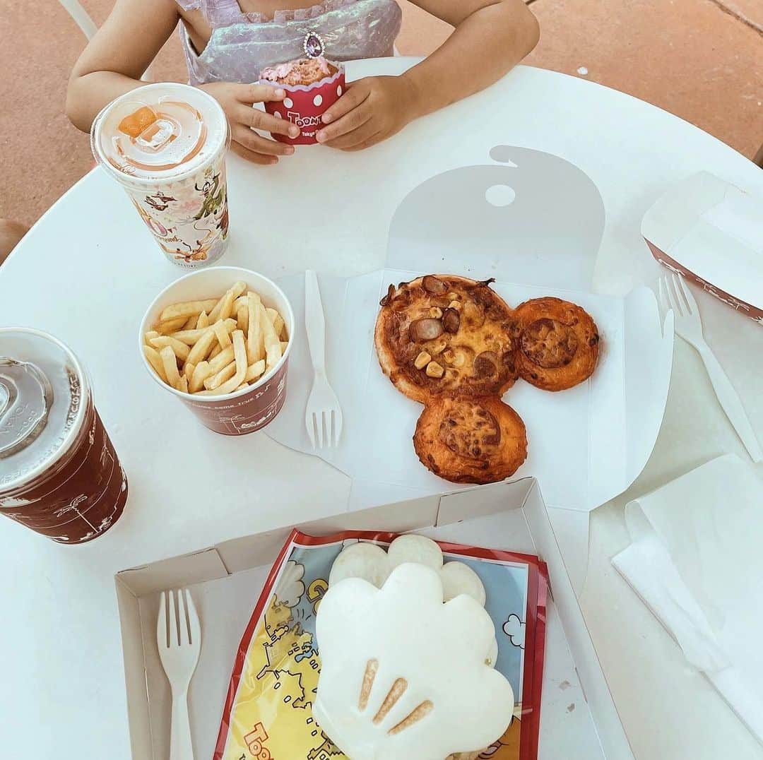 yuiのインスタグラム：「disney land digest 👑  . . . . . 忘備録✍️  ２日目は、ワンデーパスで朝からランドへ。 (オープンの9:00から行きたかったけど 前日の疲れが響いて🫠10時過ぎ頃パーク着)  👧🏽も前日の疲れ＆寝不足で 朝からやや不機嫌ぎみ😑  ランドには、むすめ超お気に入りの ミニードレスで行く予定だったけど、 シーですっかりマーメイドモードになってしまい まさかのミニーを拒否😱 (ドレスを買ってもらってからの約1ヶ月間 洗濯が追いつかないほど毎日着倒して めちゃくちゃお気に入りだったのに🫠 気の移り変わりの早さにびっくり🫠)  "ミニーちゃんに会いにいく時は ミニードレス着てね”と約束して、 結局マーメイド姿でパークイン。  ランドでミニーちゃんのカチューシャを 買う約束も前からしてたから 入ってすぐそれも買ったんだけど、 "ミニードレス着て一緒にカチューシャして 写真撮ろう"と誘っても、完全拒否で、 あげくカチューシャいらないと言って 投げ捨てた😱 これにはわたしもカッチーン🤯 (☜おとなげないけど.笑) 夢の国でまさかの母娘大げんか。笑  そんな険悪ムードのまま 楽しみにしてたジャンボリミッキーの 会場へ向かったけど 高気温のため公演キャンセルになってて さらにダメージ👊🏼  とりあえず限界きてる グズグズちゃんを寝かしつけて、 大人もレストランで 涼みながらビール休憩して (いつもビールが癒し🍺笑) 両者少し心を落ち着かせ笑 シーと同じ作戦で ご機嫌取り用のポップコーン買って ミニーちゃんのグリーティングへ🎀  👧🏽寝起きはご機嫌よくなっていたけど、 私の説得ではやっぱりミニードレスを 着るのは拒否で、 でもミニーちゃん本人の姿を見た瞬間 “ミニーちゃんドレス着たい"スイッチが 急に入って、対面目前(あと2組くらい.笑) のタイミングで早着替え。笑  当初の予定であり、私の願いであった ミニー姿でミニーちゃんご対面を 無事果たせたのでした😮‍💨  それからはすっかり仲直りし👧🏽👩🏻(単純) ハロウィンパレードもちらっとだけ見れて 乗り物もたくさん乗ったよ。 こども向けだけど、割と本格的な コースターにも乗りたいといって 直前でビビるんじゃないかな〜と 内心思っていたけど 意外にきゃーきゃー！😆叫んで めっちゃ楽しんでた。 (むしろパパの方がビビってた。笑)  ☑︎ガジェットのゴーコースター ☑︎キャッスルカルーセル ☑︎シンデレラのフェアリーテイルホール ☑︎空飛ぶダンボ ☑︎ピーターパン空の旅 ☑︎ミニーのスタイルスタジオ  ランドでも人気アトラクションは 全然行ってなくて ほぼ、トゥーンタウンと ファンタジーランドにいたけど、 大満足でした🎠💛  お昼のパレードもハロウィンパレードも 暑すぎだったし、もしかしたら 熱キャンの可能性ありと キャストの方に聞いたので、 どちらもしっかりとはみれていなくて、 夜のパレードだけはしっかりみたいと 早めにごはん食べて、ビール買って笑 しっかり場所取り。 夜はまだ涼しくて快適でした😮‍💨  エレクトリカルパレードは 大人もやっぱり感動〜🥹✨ むすめも手拍子して、手を振って 目をキラキラさせて、夢中でみていて 来てよかったな♡と ここでやっと思いました。笑 昼間の暑さも、疲れも、イライラも 全部吹き飛ぶほど感動して 夢の世界にどっぷり浸かれました😮‍💨  パレード後も少しまた乗りもの乗って 閉園の21:00まで遊び尽くしたよ♪」