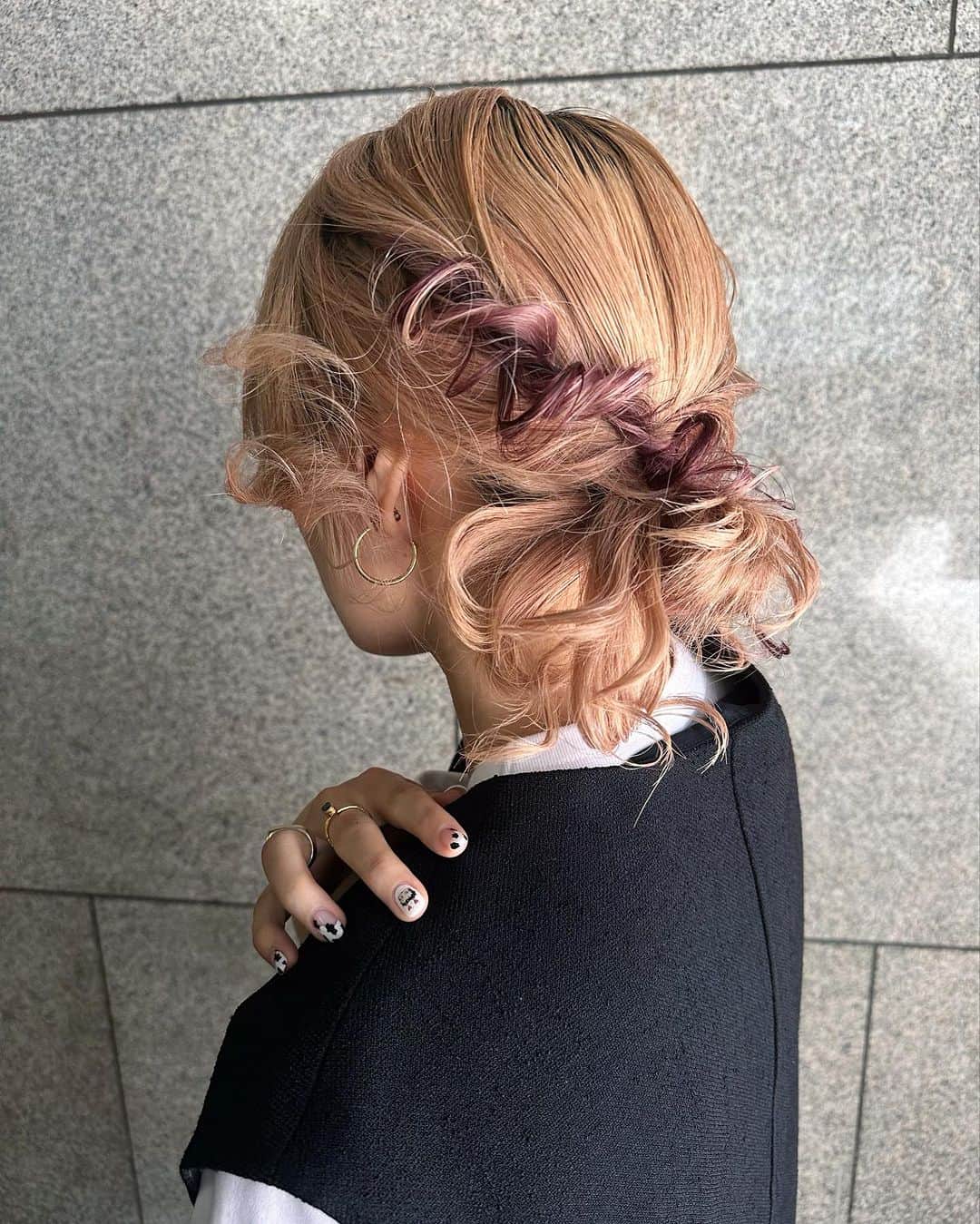 カワノ ヨウヘイのインスタグラム：「✴︎ オレンジベージュ×エクステ✨ ✴︎ アレンジも少し複雑にしつつ、日常にも溶け込むように✨ ✴︎ ✴︎ 他の人とは違うデザインを求めてる方はぜひ✨✨ ✴︎ ✴︎  ✴︎ ✴︎  GATE.（月火金土） 大阪市北区堂山町1-5 B1 ✴︎ TRUNK（水木日） 大阪市西淀川区野里3-2-19 1F ✴︎ 大人カワイイカラーとヘアアレンジで最高に可愛くさせていただきます✨ ✴︎ ダメージレスなブリーチに透明感あるカラーが得意でお仕事の都合で明るくできない方にも最適なカラーをオススメします✨ ✴︎ 質問や気になることはお気軽にDMしてください。  #大阪美容室#大阪美容師#梅田ヘアアレンジ#御幣島ヘアアレンジ#インナーカラー#デートアレンジ#カジュアルヘアアレンジ#ヘアアレンジ#梅田美容室」