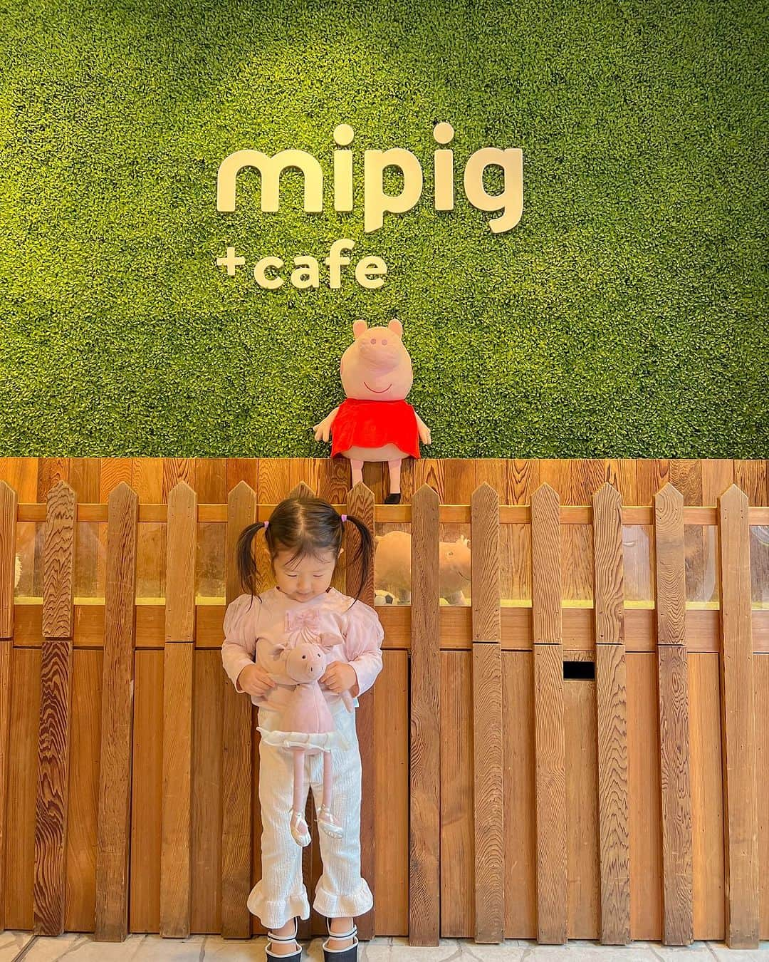 林弓束のインスタグラム：「. 先日micro pig cafeへ娘と遊びにいきました🐷 . 娘が一番最初に選んだお人形は一枚目の手に持ってるぶたのお人形ぴーちゃん🐷 一番好きなアニメはpeppa pig🐷 . と、なぜか好きになるキャラクターが ぶたちゃんばかりな娘😂🩷 . それはそれはめちゃくちゃ大喜び😆😆😆 過去行ったどこよりも楽しんでたんじゃないかな🤣笑笑 . micro pigはちいちゃくて、ひとなつっこくて本当に可愛かった🥹🥹🥹🥹 . micro pig cafeハマりそう🐷 絶対また行く❣️ . . . . #micropig #micropigcafe #pigcafe #ピッグカフェ #mipigcafe #女の子ママ  #2020年5月生まれ　#3歳女の子 #ママと娘 #母娘 #親子 #子供服 #こどもふく #まはりふく #東京ママ  #子連れおでかけ #子連れおでかけスポット #子連れおでかけ東京」