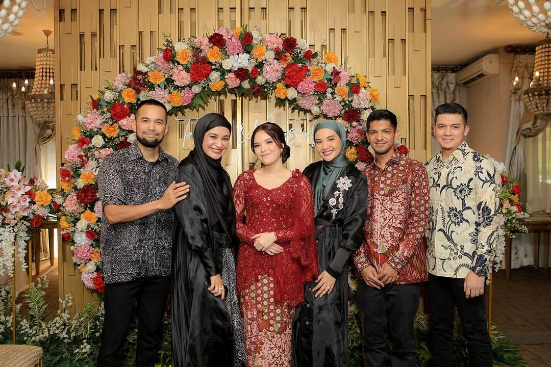 Zaskia Sungkarさんのインスタグラム写真 - (Zaskia SungkarInstagram)「Alhamdulillahilladzi bi ni’matihi tatimush sholihaat ,  Congrats ucup and tasya  😍   Kebaya and batik maroon cantik sekali 😍buat calon manten by @berkatkebaya @devinashantii」10月1日 8時31分 - zaskiasungkar15