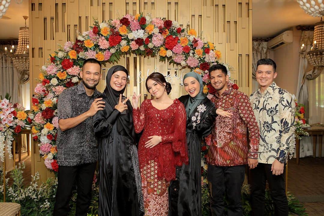 Zaskia Sungkarのインスタグラム：「Alhamdulillahilladzi bi ni’matihi tatimush sholihaat ,  Congrats ucup and tasya  😍   Kebaya and batik maroon cantik sekali 😍buat calon manten by @berkatkebaya @devinashantii」