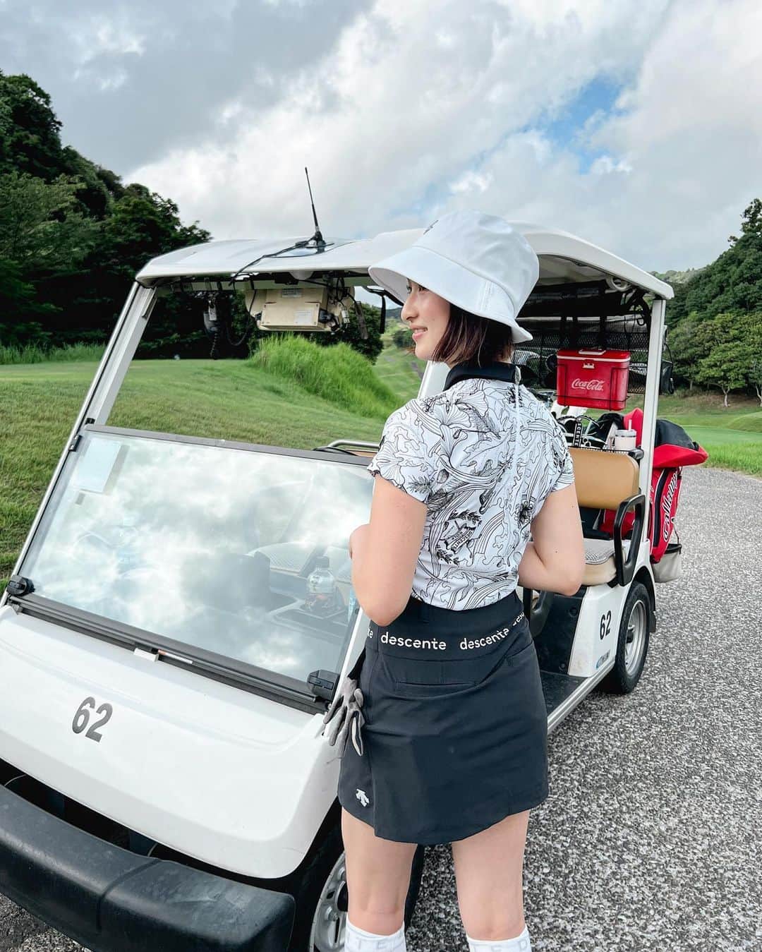 西野沙瑛さんのインスタグラム写真 - (西野沙瑛Instagram)「- この日のウェアは全身 @descentegolf.jp 🦨 このスカートハイウエストで形可愛いし、お腹周りがかなり楽！ スタイル良く見えるから定番化して欲しい🫶  ハットはリボンついていたけど、取り外しました❤︎  #ゴルフ女子 #ゴルフ男子 #ゴルフコーデ #スポーツ女子  #ゴルフウェア #スポーツ #golf #골프 #골프스타그램 #골프장 #라운드 #골프스윙 #골프사랑 #골프레슨 #아이언샷 #스크린골프  #golfstagram #golfswing #girlsgolf #golfer #ママゴルファー #PR」10月1日 8時32分 - sae_golf