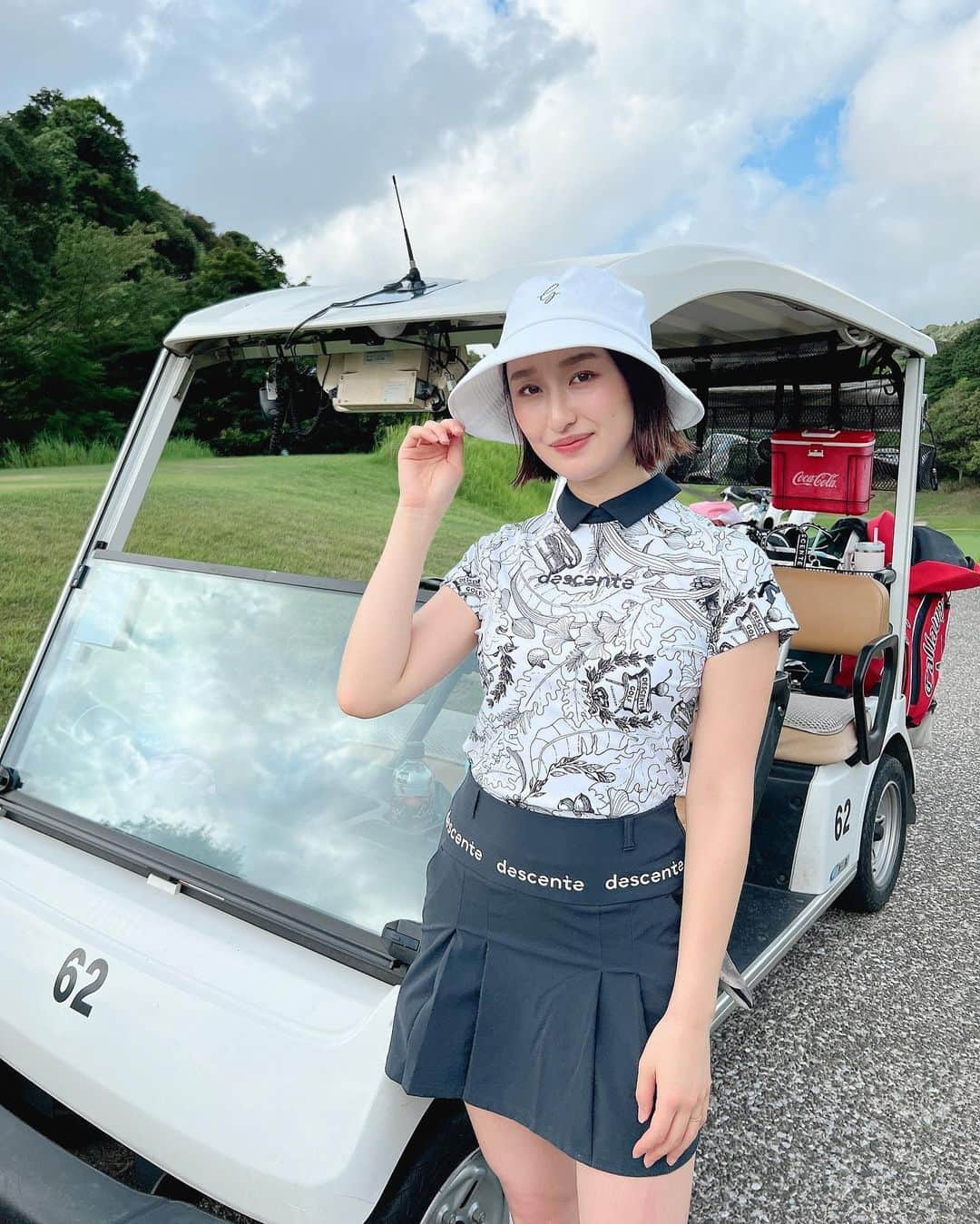 西野沙瑛さんのインスタグラム写真 - (西野沙瑛Instagram)「- この日のウェアは全身 @descentegolf.jp 🦨 このスカートハイウエストで形可愛いし、お腹周りがかなり楽！ スタイル良く見えるから定番化して欲しい🫶  ハットはリボンついていたけど、取り外しました❤︎  #ゴルフ女子 #ゴルフ男子 #ゴルフコーデ #スポーツ女子  #ゴルフウェア #スポーツ #golf #골프 #골프스타그램 #골프장 #라운드 #골프스윙 #골프사랑 #골프레슨 #아이언샷 #스크린골프  #golfstagram #golfswing #girlsgolf #golfer #ママゴルファー #PR」10月1日 8時32分 - sae_golf