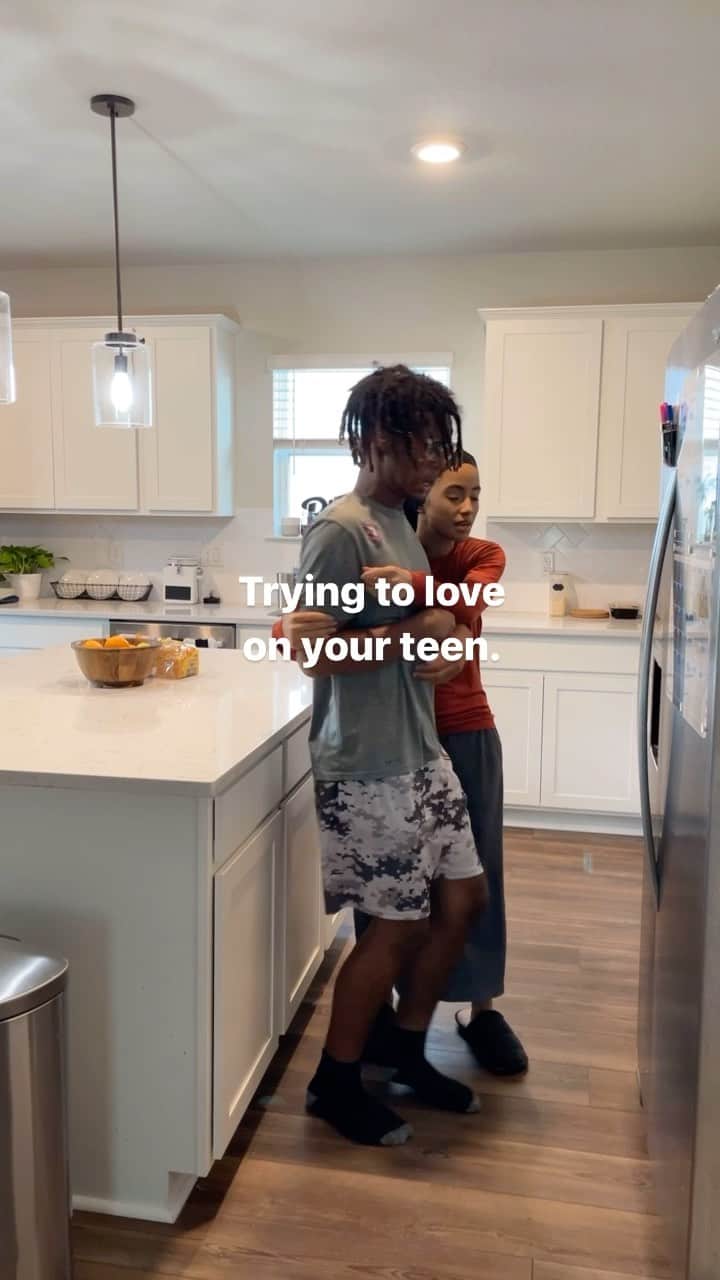 ケイラ・フィリップスのインスタグラム：「Anyone else deal w this? 🤷🏻‍♀️🤷🏻‍♀️🥲」