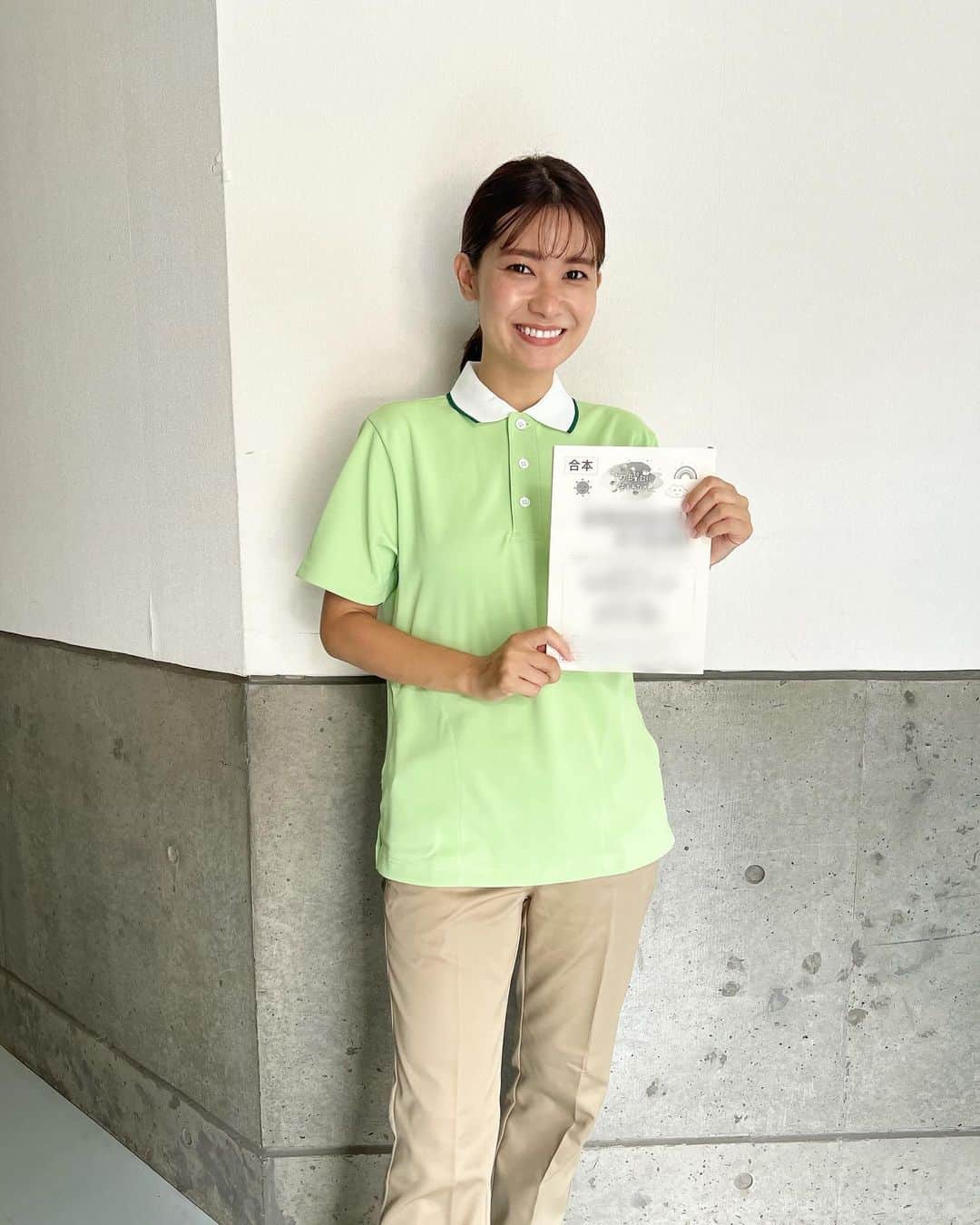 吉田奈央のインスタグラム：「ご報告です🫶  先日ロケ収録行かせていただいたドラマ が本日放送されます✨  ABCテレビ・テレビ朝日系全国ネット 日曜よる10時放送の【何曜日に生まれたの】です！  日々インスタをやっていてリールという 自分が唯一表現して楽しめることをしていて、そしてまさか地上波のドラマに携われたことが何よりも嬉しくて驚きです…  光栄にも今回ABCテレビさんが声をかけてくださって、私のリールをみて役を決めてくださりました🥹  ママになってからまさかドラマに出れるなんて本当何が起きるかわからない！  野島伸司さんの作品のファンでもあったので嬉しかったです✨  本編3.4秒で私が映ったのは一瞬だったのですが看護師役として出演させていただきました。  ぜひ今夜探していただけると嬉しいです🫣💕💕  #PR#何曜日に生まれたの#ナンウマ」
