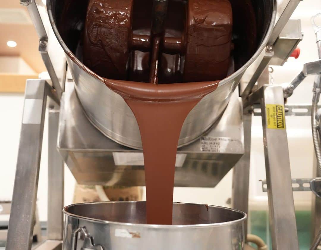 green bean to bar CHOCOLATEのインスタグラム：「出来立てのビーントゥバーチョコレート🍫 48時間以上かけてコンチングしたチョコレートは、絹のような滑らかさ。  #greenbeantobarchocolate #グリーンビーントゥバーチョコレート #chocolatelovers #chocolate #beantobarchocolate #beantobar  #allhandmade  #チョコレート専門店 #クラフトチョコレート」