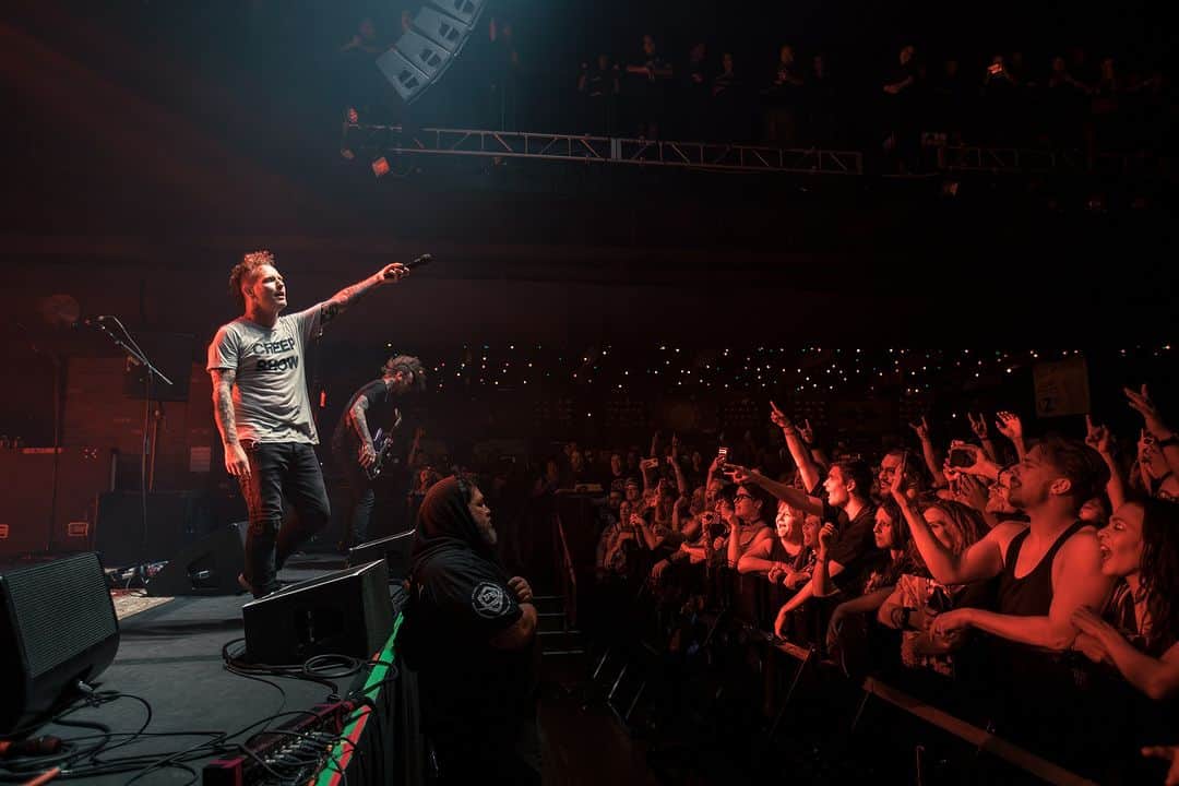 コリィ・テイラーのインスタグラム：「Back home for a minute. Thank you Vegas + everyone for being there.   📸 @stubs_dsm」