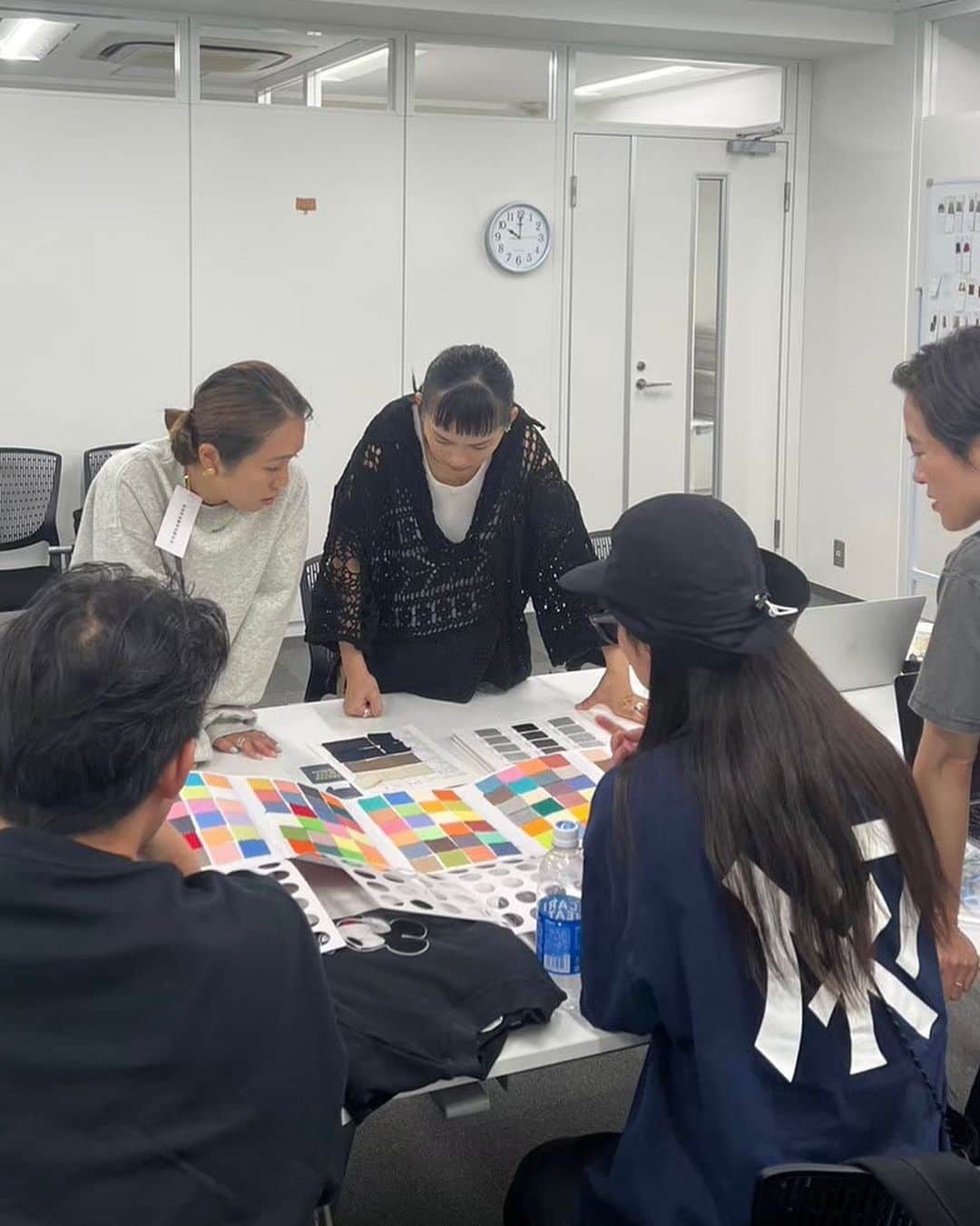 武智志穂のインスタグラム：「近々みなさんにお知らせさせていただく予定の、春頃から大切に進めてきたとあるブランドさんとのコラボ企画があります✨  今回は親子でおしゃれを楽しめるよう、キッズサイズの展開もあります！ 他のブランドさんでは見つけられないような、大人顔負けのアイテムに仕上がりましたよ〜✌🏼😏✨  着回し力抜群、お値段まで可愛いので、情報解禁を楽しみにしていただけると嬉しいです♡」