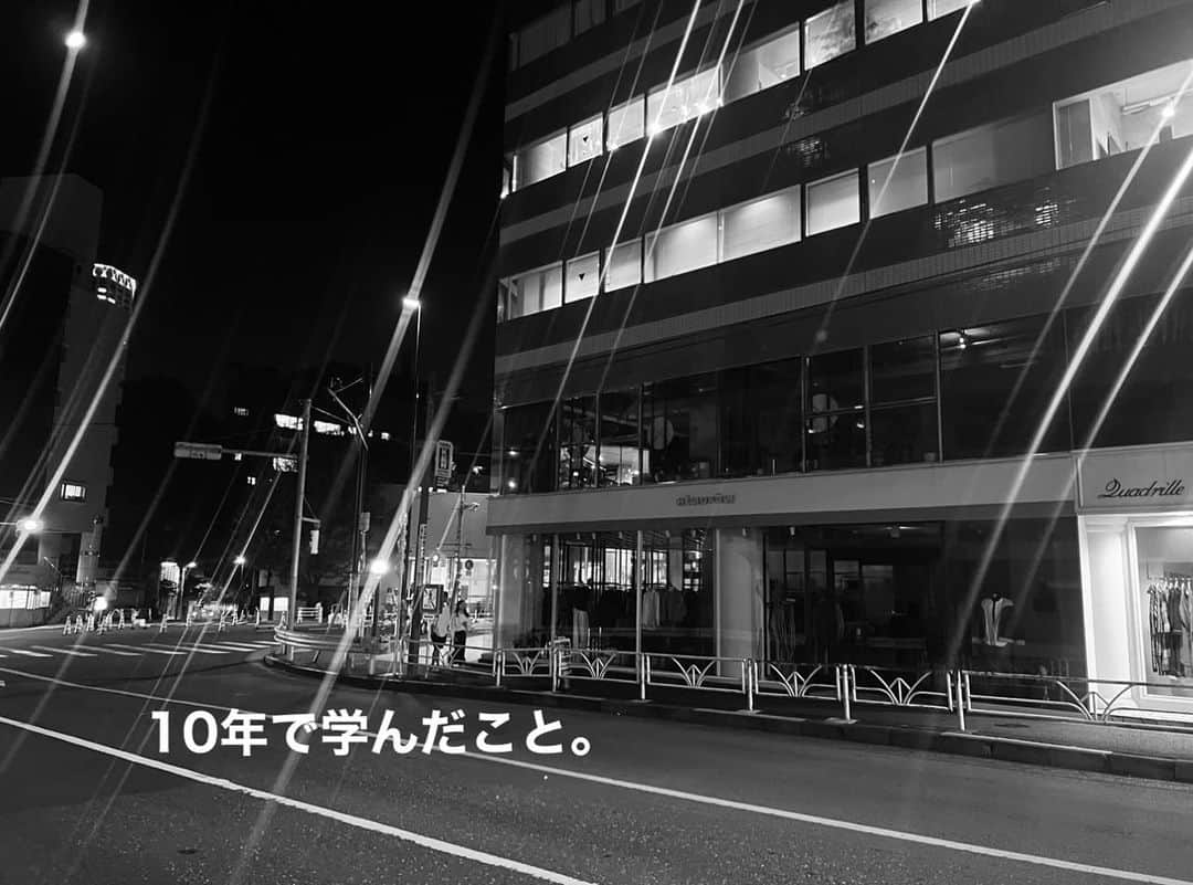 Yoshie Hamaのインスタグラム：「今日で、Am bestenに入社して丸10年になりました。 2013年10月1日、10年前のあの日。　 今は無くなってしまった代官山の槍が先の交差点にあった歩道橋からお店を眺め、緊張しながらお店に入ったのを覚えています。 10年で沢山の出会いと学びがありました。 10年前の自分と今の自分を比べると変わったことの方が多いですが、ワクワクする気持ちはあの頃と変わらず持ち続けています。 来て下さったお客様、Am bestenのスタッフ、そしてオーナー。 これまで私を支えてくれた全ての方々に感謝致します。 本当にありがとうございました。 ここから先の10年も、私なりのチャレンジを続けていくつもりです。 今度ともAm bestenと濱を宜しくお願い致します。  #丸10年 #あっという間 #今でもワクワクすることを考えて行動する #そこだけは変わらない #これからもよろしくお願いします」