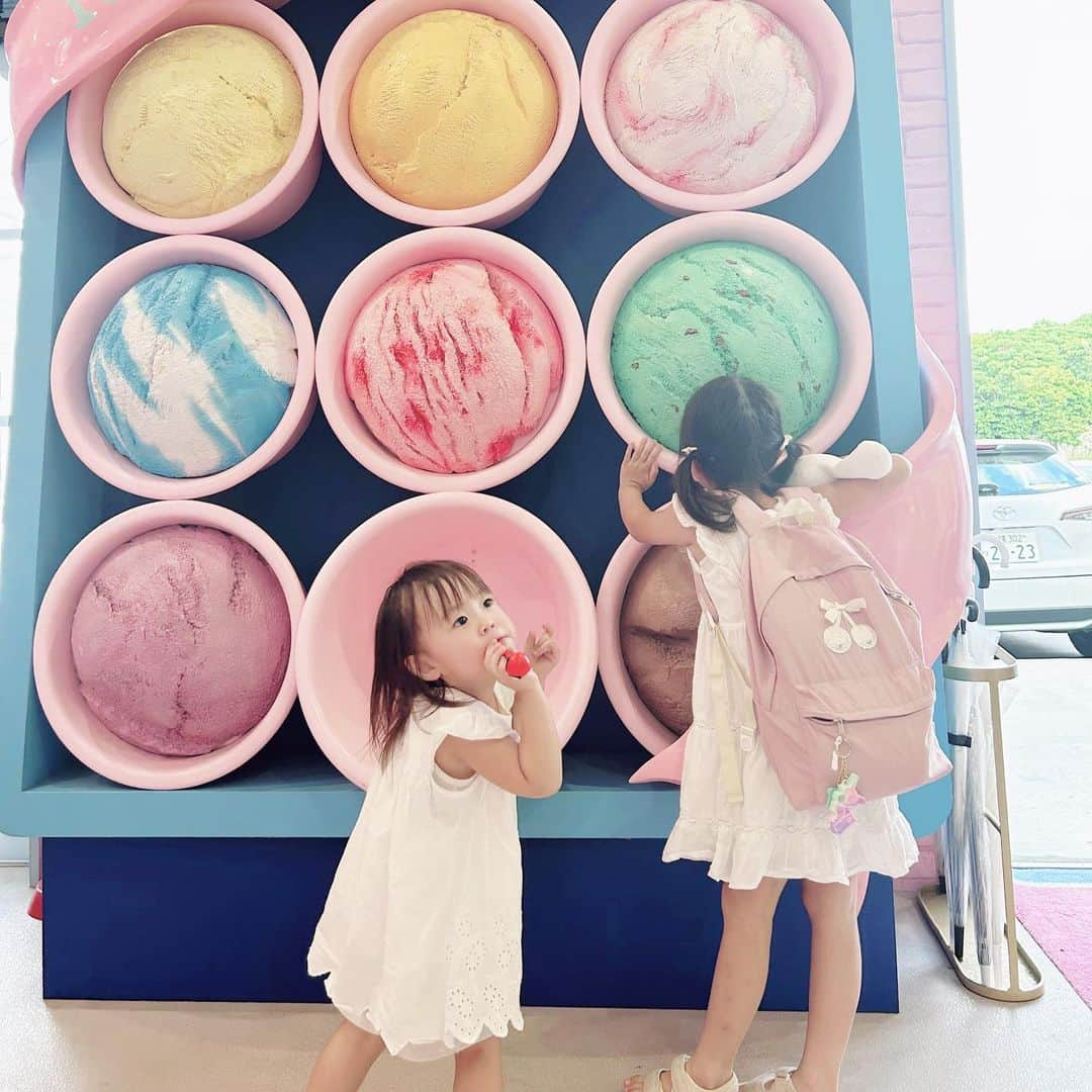 mariomi324さんのインスタグラム写真 - (mariomi324Instagram)「沖縄といえば！  #ブルーシール 🍨💕 店内可愛くて大興奮👧🏻🧒🏻 ✳︎ ✳︎ ✳︎ ✳︎ #blueseal #ブルーシール宮古島パイナガマ店 #アイスクリーム #沖縄グルメ #宮古島グルメ  #子連れ旅行  #家族旅行 #沖縄 #沖縄旅行 #宮古島 #宮古島旅行 #沖縄ビーチ #宮古島ビーチ #砂山ビーチ #夏休み #夏休み旅行  #okinawa #miyakojima #icecream」10月1日 8時53分 - mario_ym324