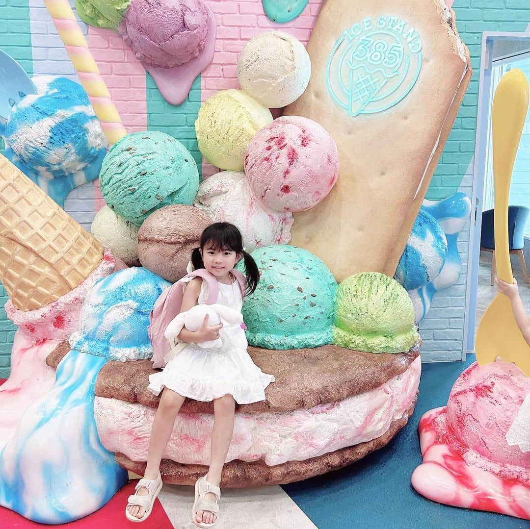 mariomi324さんのインスタグラム写真 - (mariomi324Instagram)「沖縄といえば！  #ブルーシール 🍨💕 店内可愛くて大興奮👧🏻🧒🏻 ✳︎ ✳︎ ✳︎ ✳︎ #blueseal #ブルーシール宮古島パイナガマ店 #アイスクリーム #沖縄グルメ #宮古島グルメ  #子連れ旅行  #家族旅行 #沖縄 #沖縄旅行 #宮古島 #宮古島旅行 #沖縄ビーチ #宮古島ビーチ #砂山ビーチ #夏休み #夏休み旅行  #okinawa #miyakojima #icecream」10月1日 8時53分 - mario_ym324