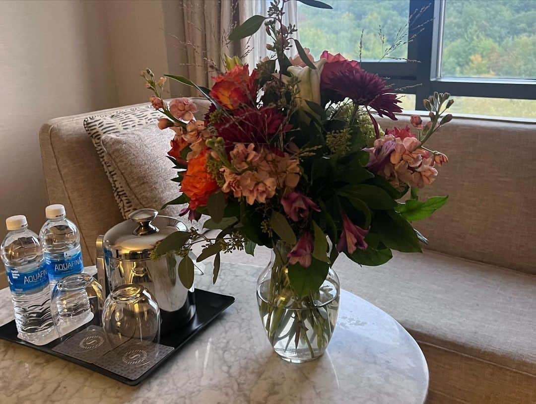 シンシア・マクウィリアムズさんのインスタグラム写真 - (シンシア・マクウィリアムズInstagram)「#OpeningNight vibes- thank you for the flowers, the well wishes, my team @agentdanbaron #vaultmanagement, the folks who came to support during previews, for everyone planning to come out and see the show throughout our October run and of course to @indawritesthings for creating this amazing play! Love you, love my cast and love ya’ll ❤️」10月1日 8時55分 - cyncityforever