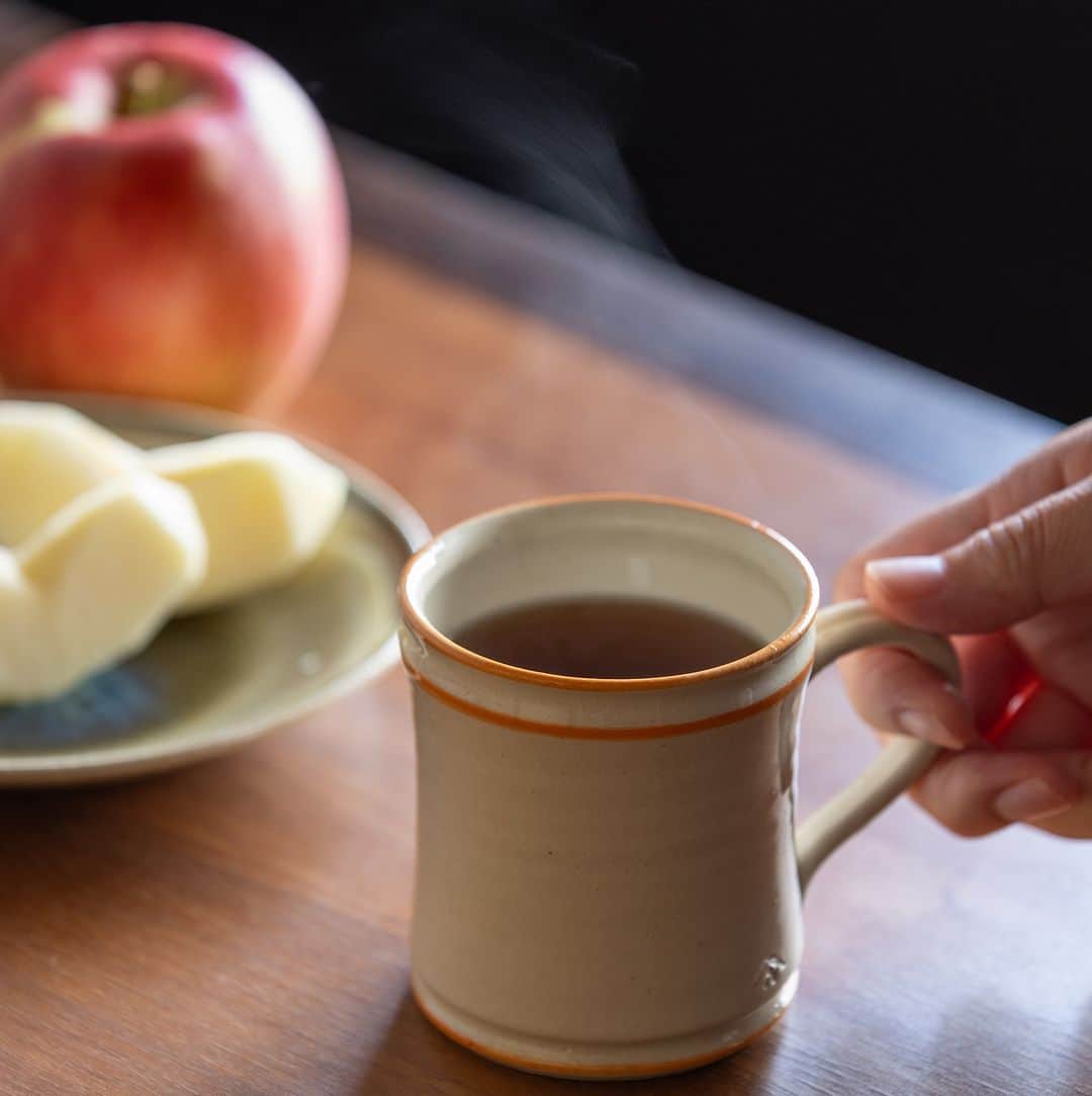 のインスタグラム：「「TEA MUG ティーマグ」再登場です！ 食卓を彩る、秋らしいカラー。色々なシーンで活躍する使い勝手のよいマグカップは土楽窯の福森道歩さんに作っていただきました。 ⁡ 京都本店・東京丸の内店・阪神梅田本店、伊勢丹新宿店、公式オンラインショップ(国内版)でのご用意です。 ⁡ #マグカップ #TEAMUG #ティーマグ #一保堂茶舖 #日本茶 #ippodo #kyoto #japanesegreentea #mugcup @dorakugama」