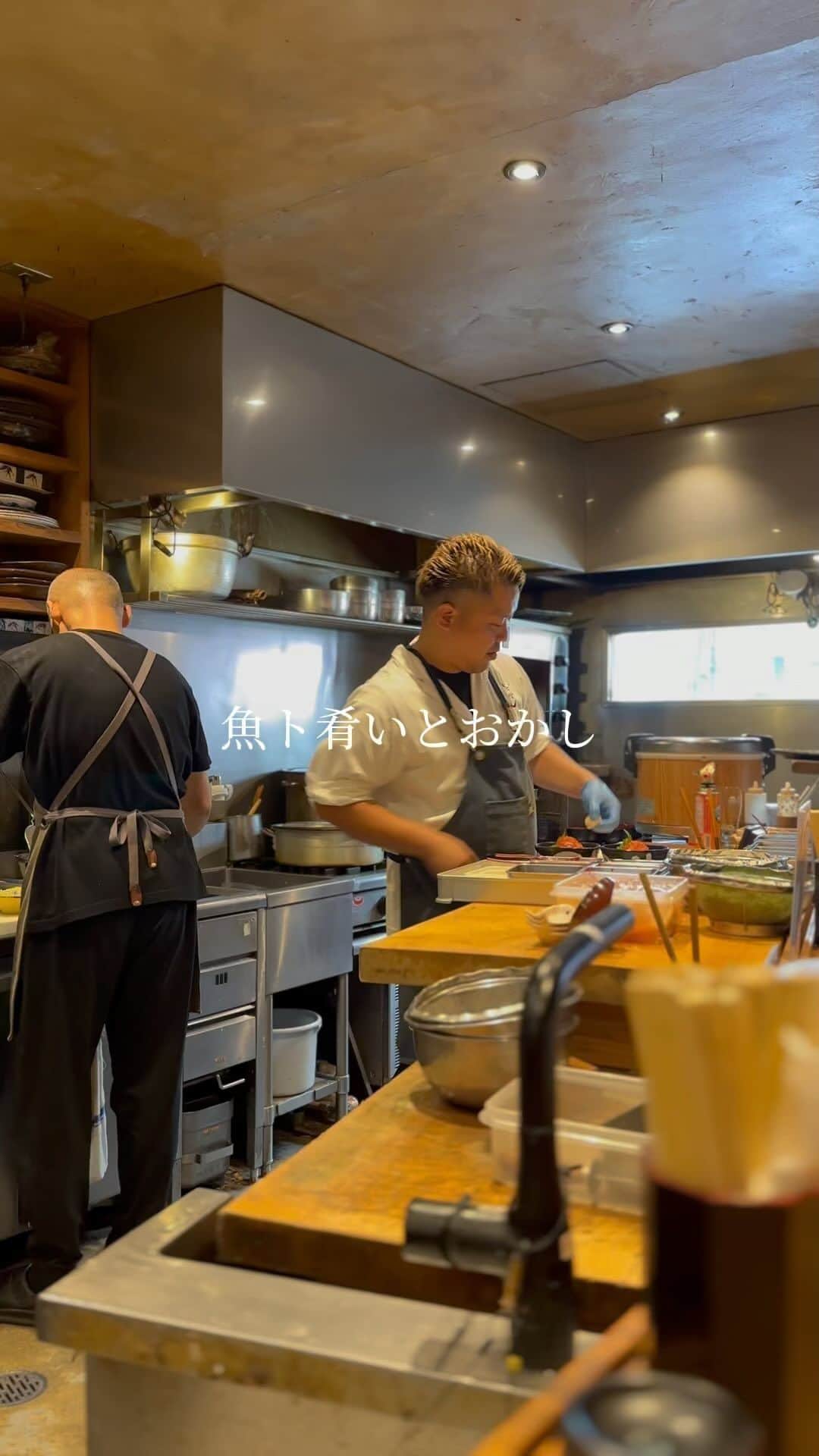 のインスタグラム：「福岡・春吉にある居酒屋「魚ト肴いとおかし」。  店内は1階にカウンターで2階にテーブル席を個室が用意されている。  カウンターで生け簀に泳ぐ鮮度抜群の鮮魚を目の前で㭭くなどのライブ感を楽しむことができる。  新鮮な魚を色々な調理法で料理にしていき、楽しむことができる。同店のすごいのは、夜の営業だけでなく、朝食の時間も営業している。  朝食では、刺身定食やあら炊き定食などが1,000円から楽しむことができる。  ボリュームもしっかりとあり、新鮮な魚介類を気軽に楽しむことができる。 福岡で美味しい朝食を食べたい時にぜひ！ ​⁠  #魚ト肴いとおかし #博多グルメ  #福岡」