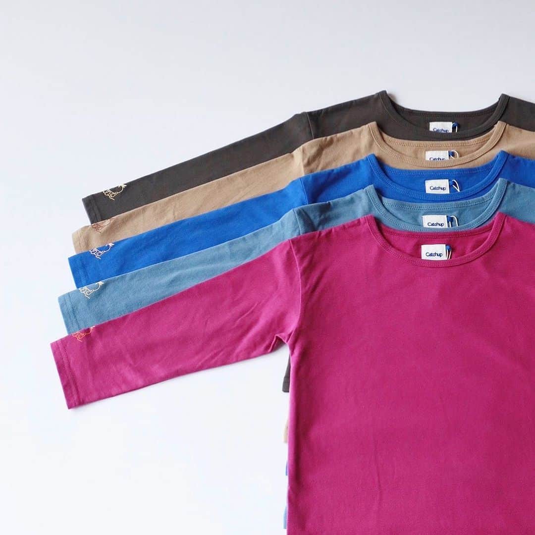 山城葉子さんのインスタグラム写真 - (山城葉子Instagram)「. 少しずつ秋🍂らしくなってきたのでCatchupの秋物のご案内。 @catchup.kids_official   シンプルなロングTシャツ。 秋らしいカラーを5色揃えました。 袖のところに🍅ちゃんのマークと、"シャツを汚して良いよ！"的なメッセージを入れてます。  肌触り良し✔︎価格良し✔︎。シンプルなデザインなのでデイリーのお洋服としてご活用ください！」10月1日 9時03分 - yokoyamashiro