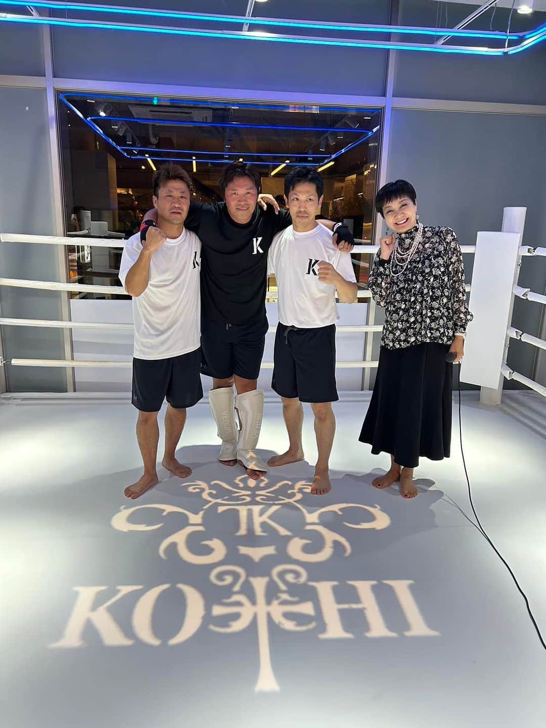 山本華世のインスタグラム：「けやき通りに『小比類巻道場』できました。 汗や涙を共に流した友との絆を感じる素晴らしいオープニングでした。ジム、サウナ、ボクシングが揃ってますよ。子供から大人まで気軽に行ける道場です。体験してみてね‼️ https://kohiruimaki-fukuoka.com/」