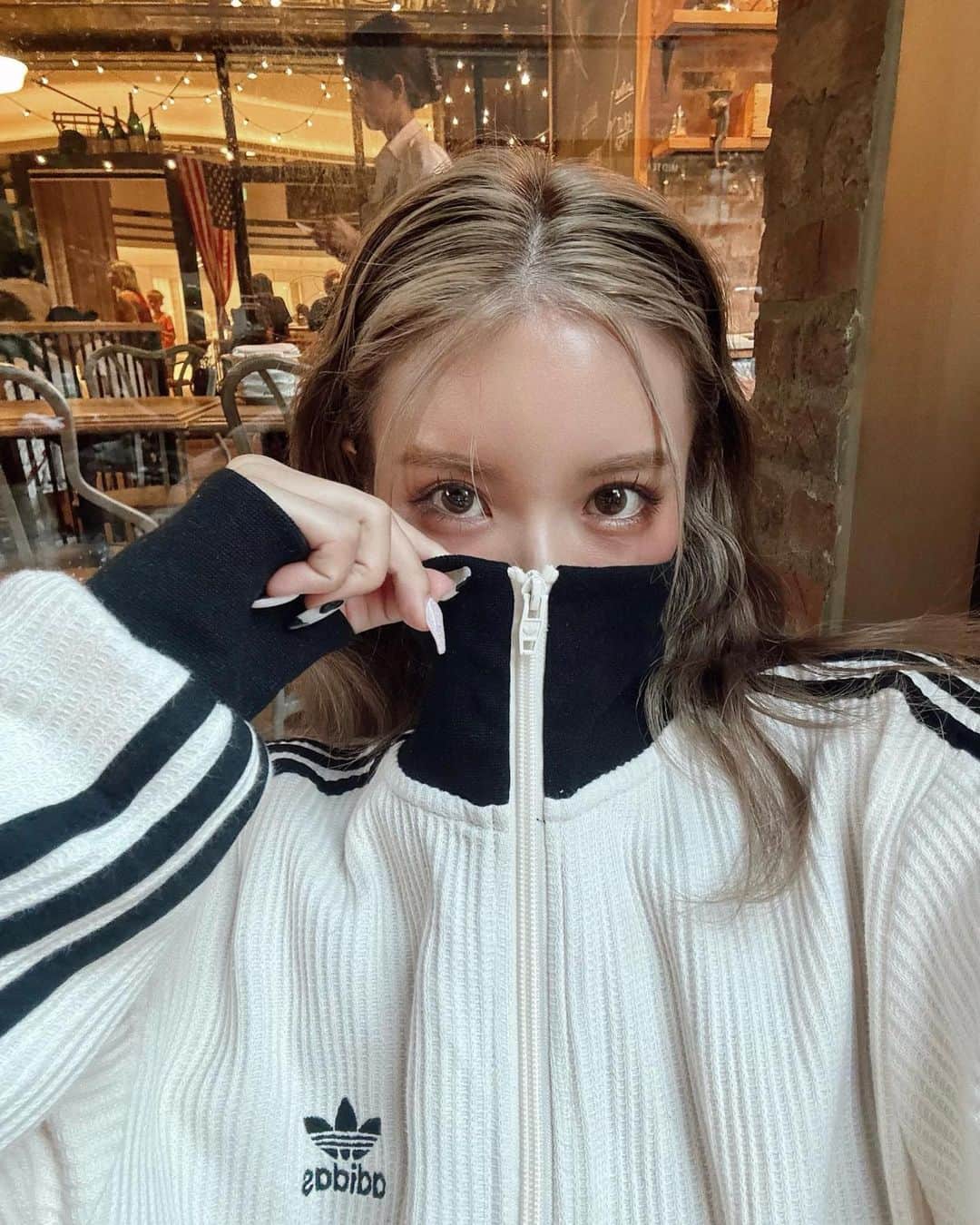 ✷kana✷のインスタグラム：「もう10月だなんて、年末だなっ🎍  春に頼んでてなぜか忘れた頃の真夏にやってきた トラックジャケットがようやく着れました🐼  @adidasoriginals   #adidas#adidasoriginals#looks#casualstyle#tokyocafe#buvettetokyo#トラックジャケット#アディダスコーデ#日比谷ランチ#東京カフェ#日比谷カフェ#150cmコーデ#秋コーデ」