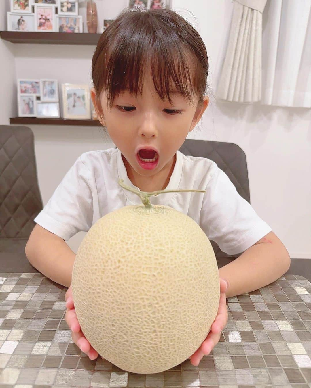 大知めぐみさんのインスタグラム写真 - (大知めぐみInstagram)「なんと贅沢なメロン一玉🍈💓 ⁡ 一玉なんてなかなか無いので写真を撮ったら、めいのリアクションが100点満点でしたw  #途中すごいキメ顔してくる笑 #皆様のお好みのめちゃんはどれでしょうか😆w  #めいのお顔くらいあるメロン🍈 #ちなみちゃんご馳走様でした(｡>ㅅ<｡)💓 ⁡ ⁡ ⁡ ⁡ ⁡ ⁡ ⁡ ⁡ ⁡ ⁡ ⁡ #メロン #果物好きな人と繋がりたい #食後のデザート #4歳#幼稚園ママ #30代ママ #年少さん #ギフト #kids #子供のいる暮らし #こどものいる暮らし#主婦#女の子のママ #followｍe #女の子ママ #육아스타그램 #육아 #육아소통 #육아맘」10月1日 9時07分 - megmeg0715