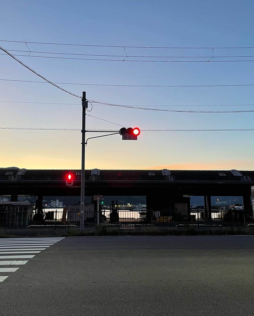 さんのインスタグラム写真 - (Instagram)「新井の夕暮れ。  #伊東市 #伊東の暮らし #伊東のいいとこ #わたしといとうと #伊東魚市場 #夕暮れ #新井  #ito #izu #japanview #sunset #arai」10月1日 9時21分 - fujimoriai
