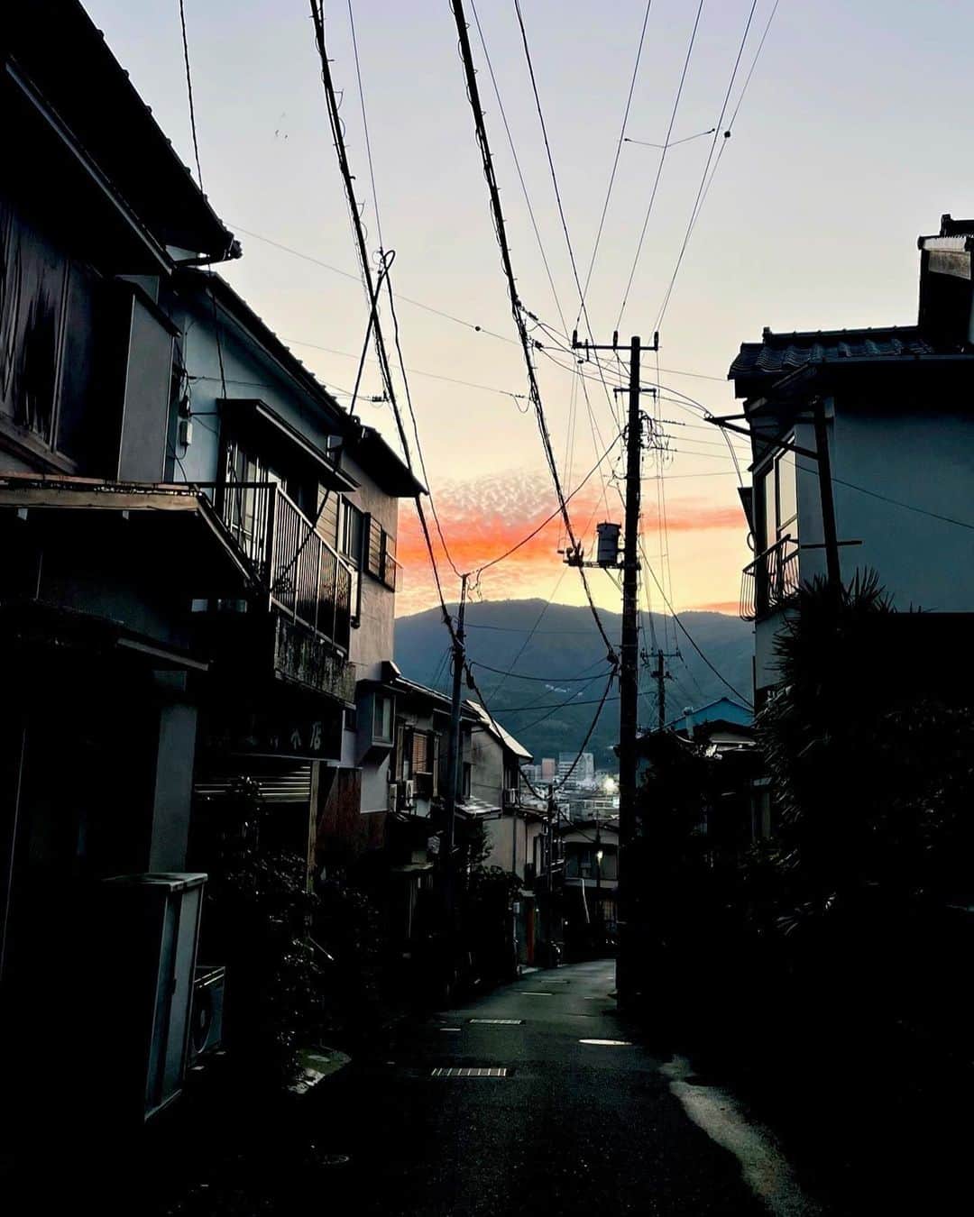 さんのインスタグラム写真 - (Instagram)「新井の夕暮れ。  #伊東市 #伊東の暮らし #伊東のいいとこ #わたしといとうと #伊東魚市場 #夕暮れ #新井  #ito #izu #japanview #sunset #arai」10月1日 9時21分 - fujimoriai