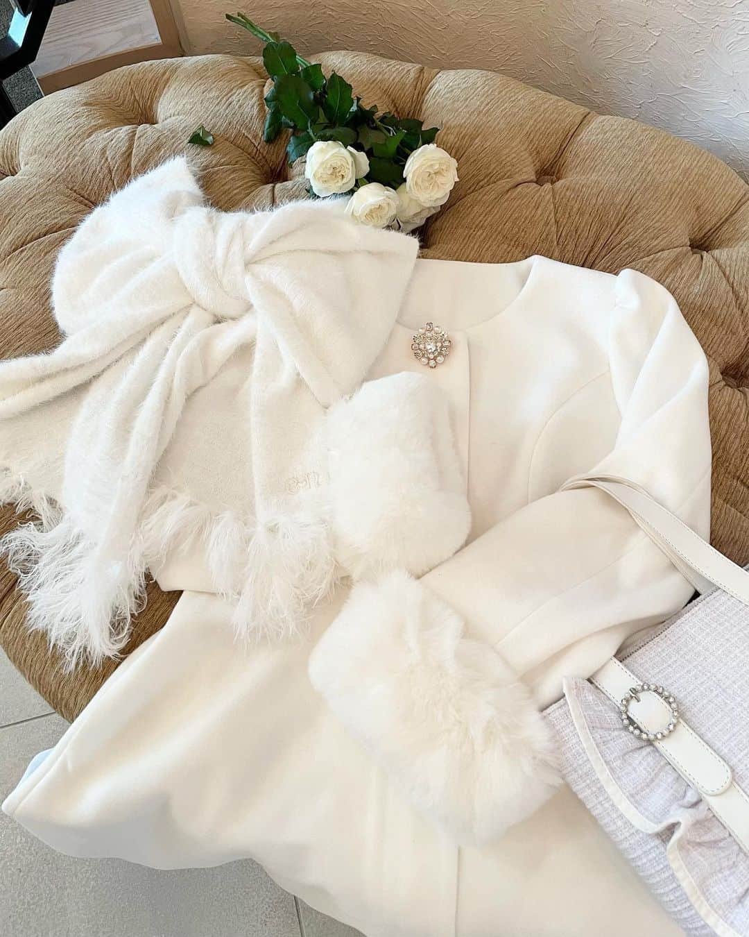 のインスタグラム：「Coming Soon winter item ❄︎𓂃꙳⋆ ㅤㅤㅤㅤㅤㅤㅤㅤㅤㅤㅤㅤㅤ #ふわふわオリジナルストール ¥5,400 ㅤㅤㅤㅤㅤㅤㅤㅤㅤㅤㅤㅤㅤ #evelyn #エブリン #ガーリーコーデ #甘めスタイル #甘めコーデ #清楚コーデ #可愛い  #girly #feminine #パステル #girl #evelynコーデ #フェミニンコーデ」