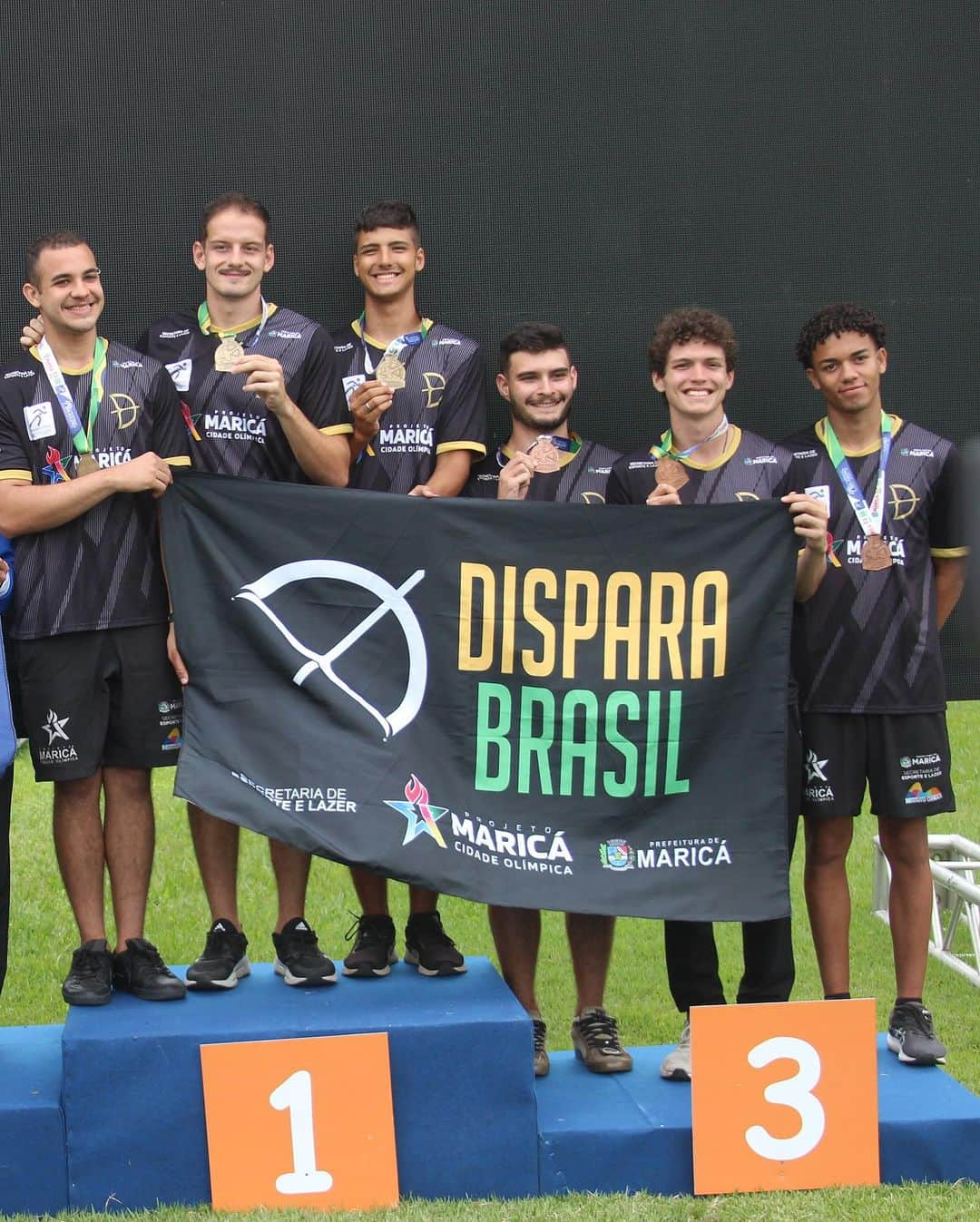 マルクス・ヴィニシウス・ダルメイダさんのインスタグラム写真 - (マルクス・ヴィニシウス・ダルメイダInstagram)「8x campeão brasileiro  Campeão equipe 2023 🏆 Campeão equipe mista 2023 🏆  Obrigado a todo mundo que torceu por mim, muito feliz por mais um ano conquistando o título nacional.   Foi uma honra disputar essa medalha de ouro contra o @matheus_zely na lagoa com muito vento, o desafio foi grande! . @petrobras #TimePetrobras @cdafab @clubedisparabrasil @brasilarco.oficial @wiawis_archery @beiterarchery @truball_axcel @maricacidadeolimpica #BolsaAtleta @esportegovrj」10月1日 9時18分 - disparadalmeida